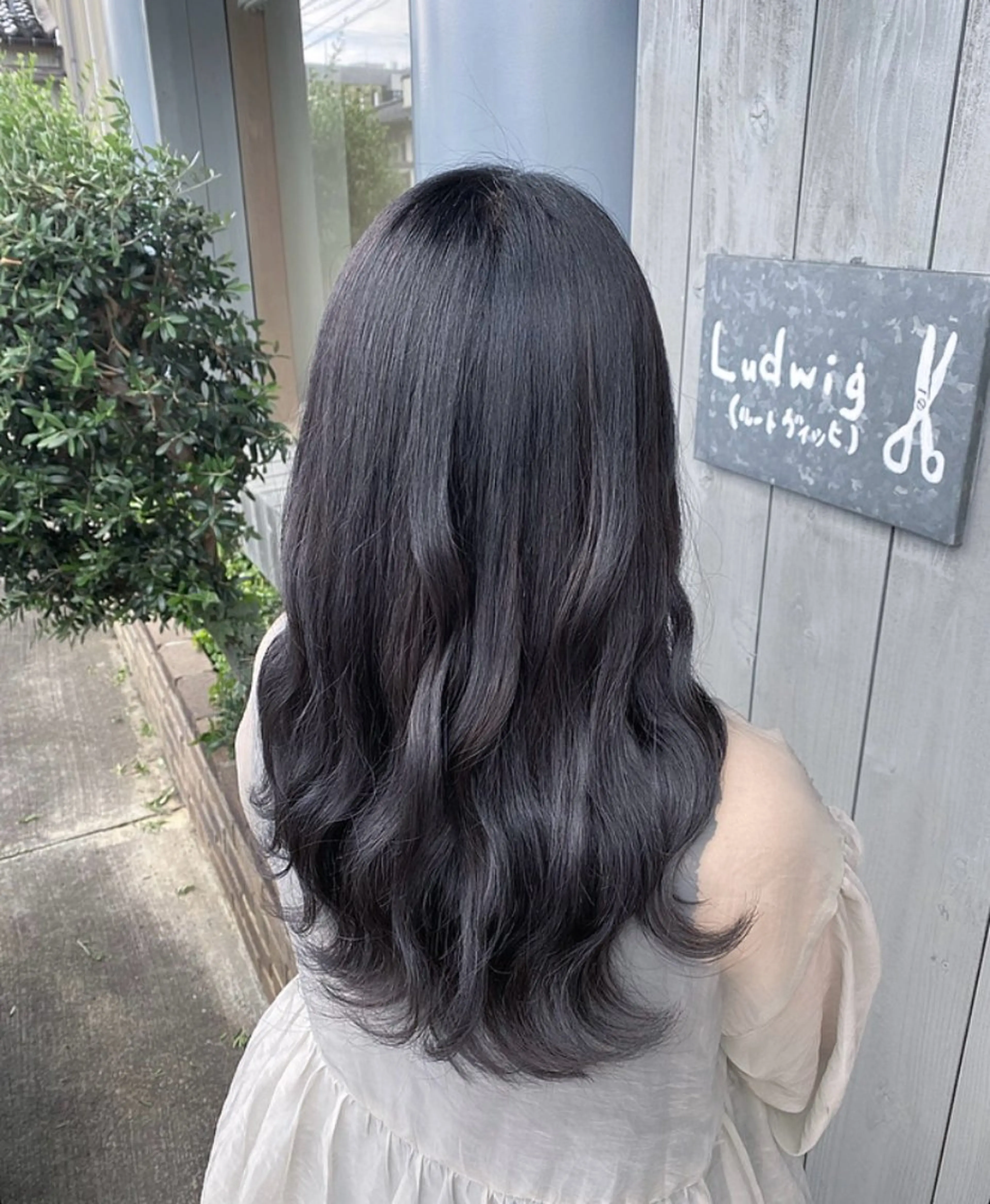 ロング カラー 透明感カラー ダークグレー ヘアカラー Ludwig AIRIのヘアスタイル