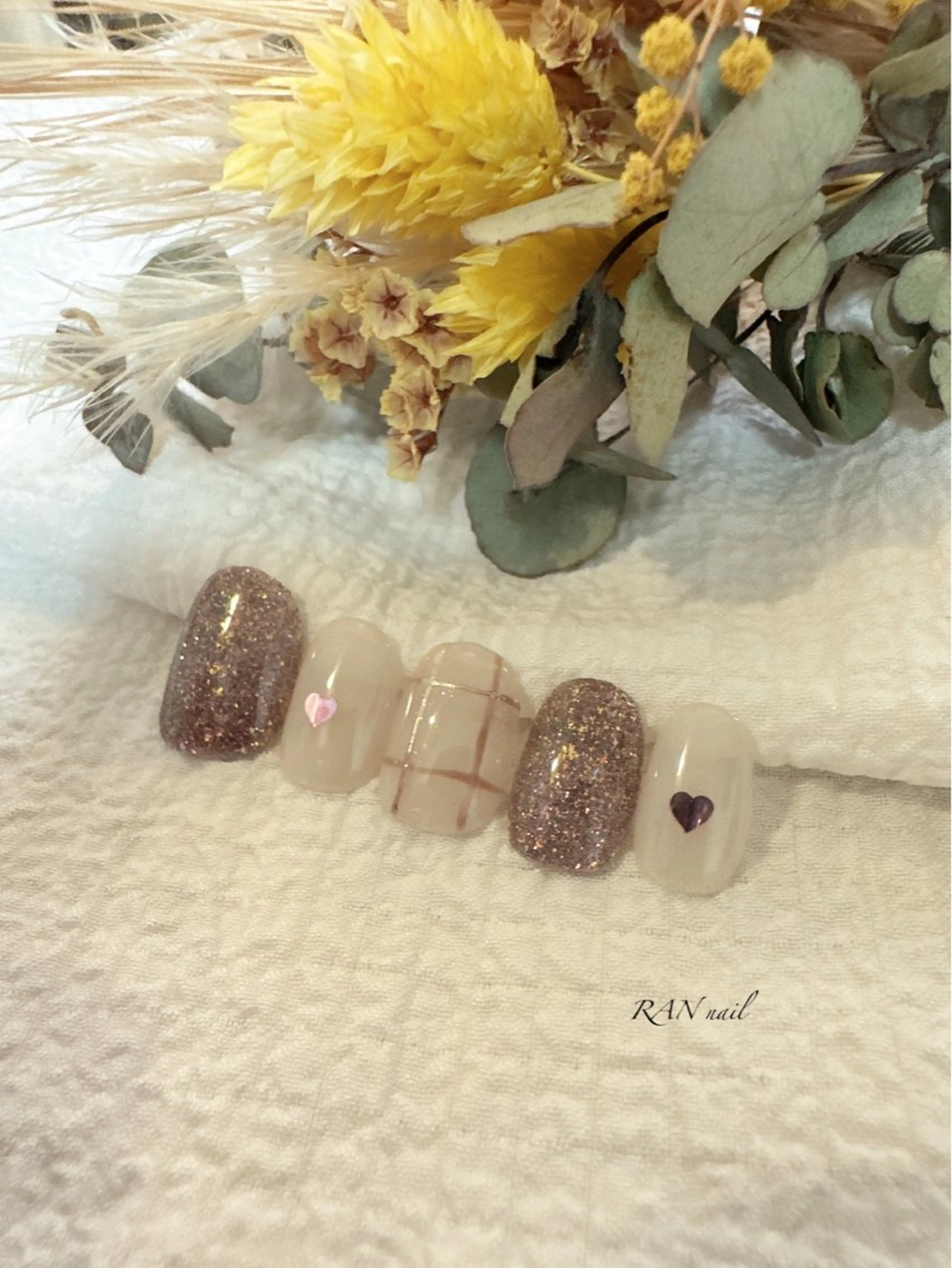 ネイル ブラウン フラッシュネイル ゴールド ハート キラキラネイル ハンドネイル フットネイル RAN nail 〜ランネイル〜所属・RAN nailのネイルデザイン