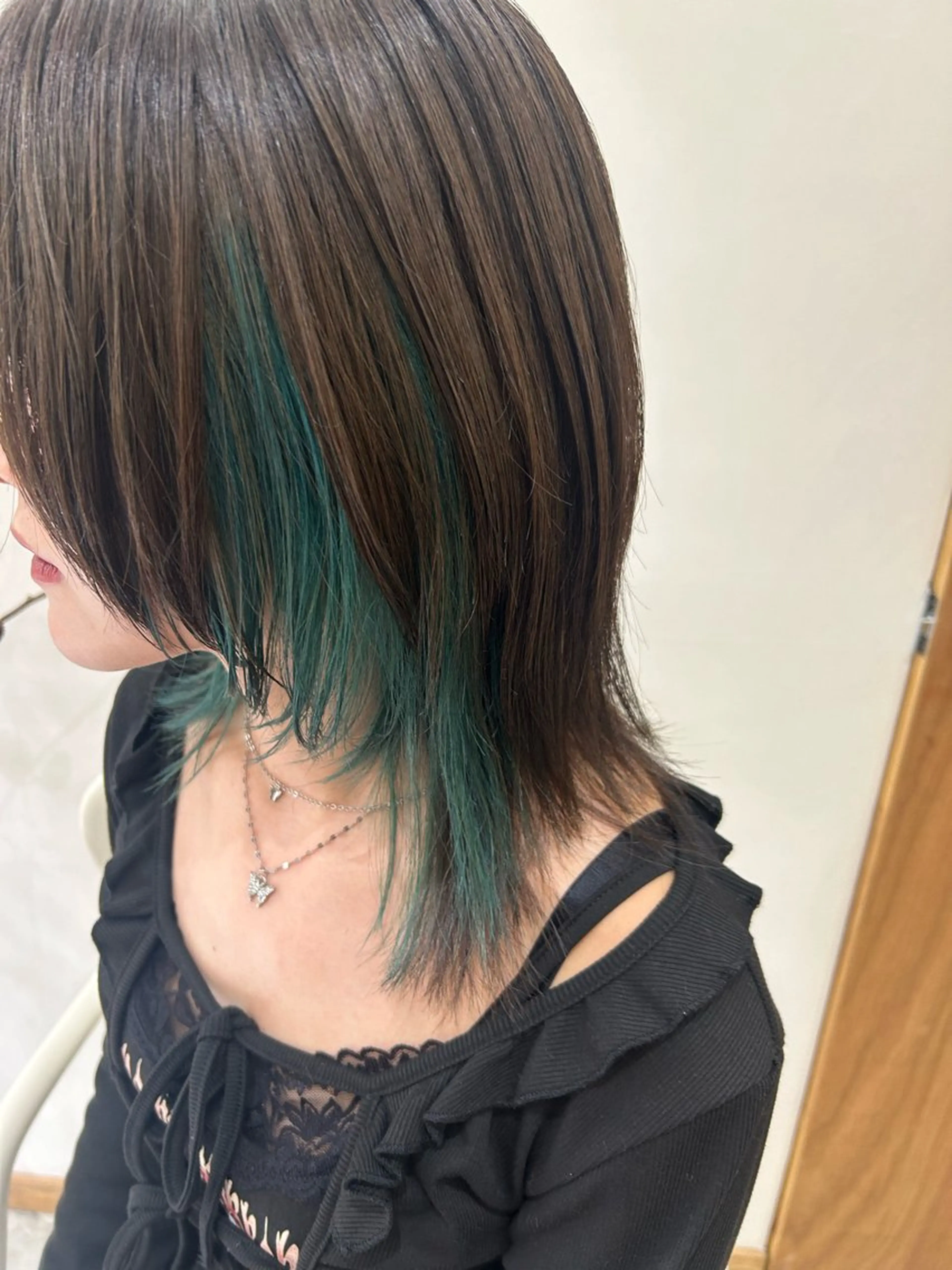 ミディアム ウルフカット なつめ🐶ショート ベージュカラーのヘアスタイル