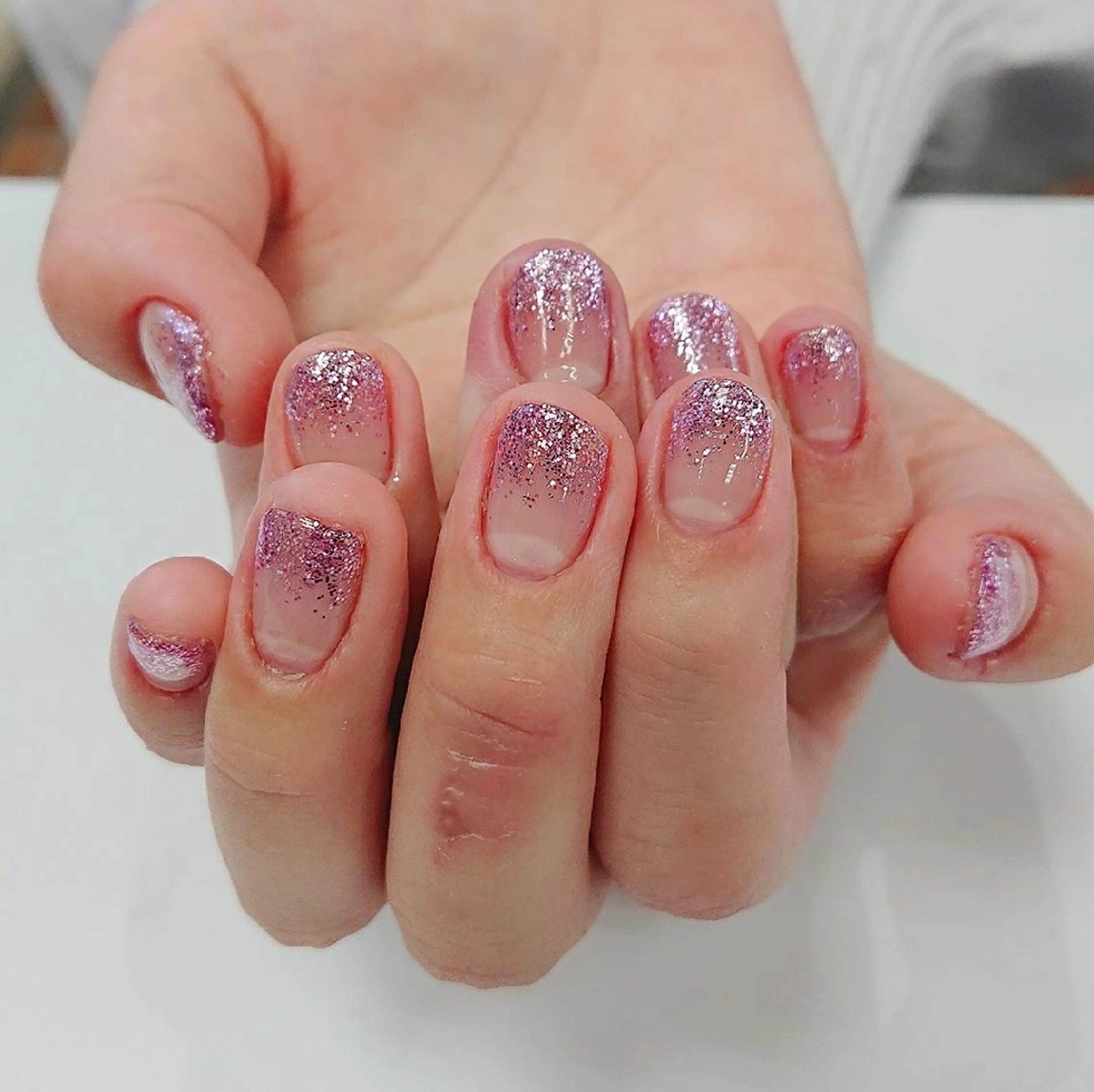 ネイル グラデーション ラメ(グリッター) ラメグラデーション ピンク 🍒当日もOK🍒 𝑳𝑼𝑵𝑨花井のネイルデザイン