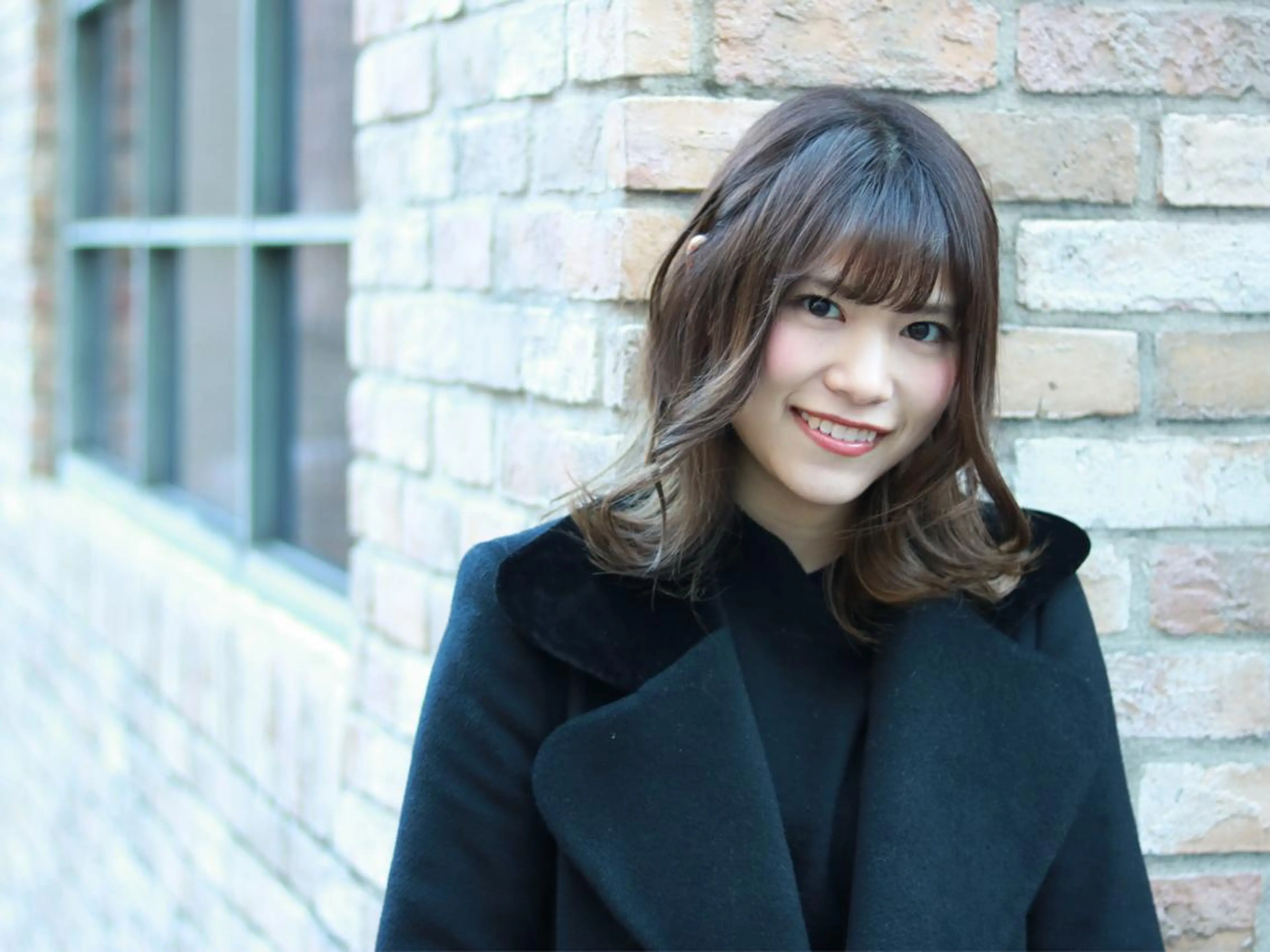 セミロング カラー ブリーチ グラデーションカラー 外ハネヘア 森 海のヘアスタイル