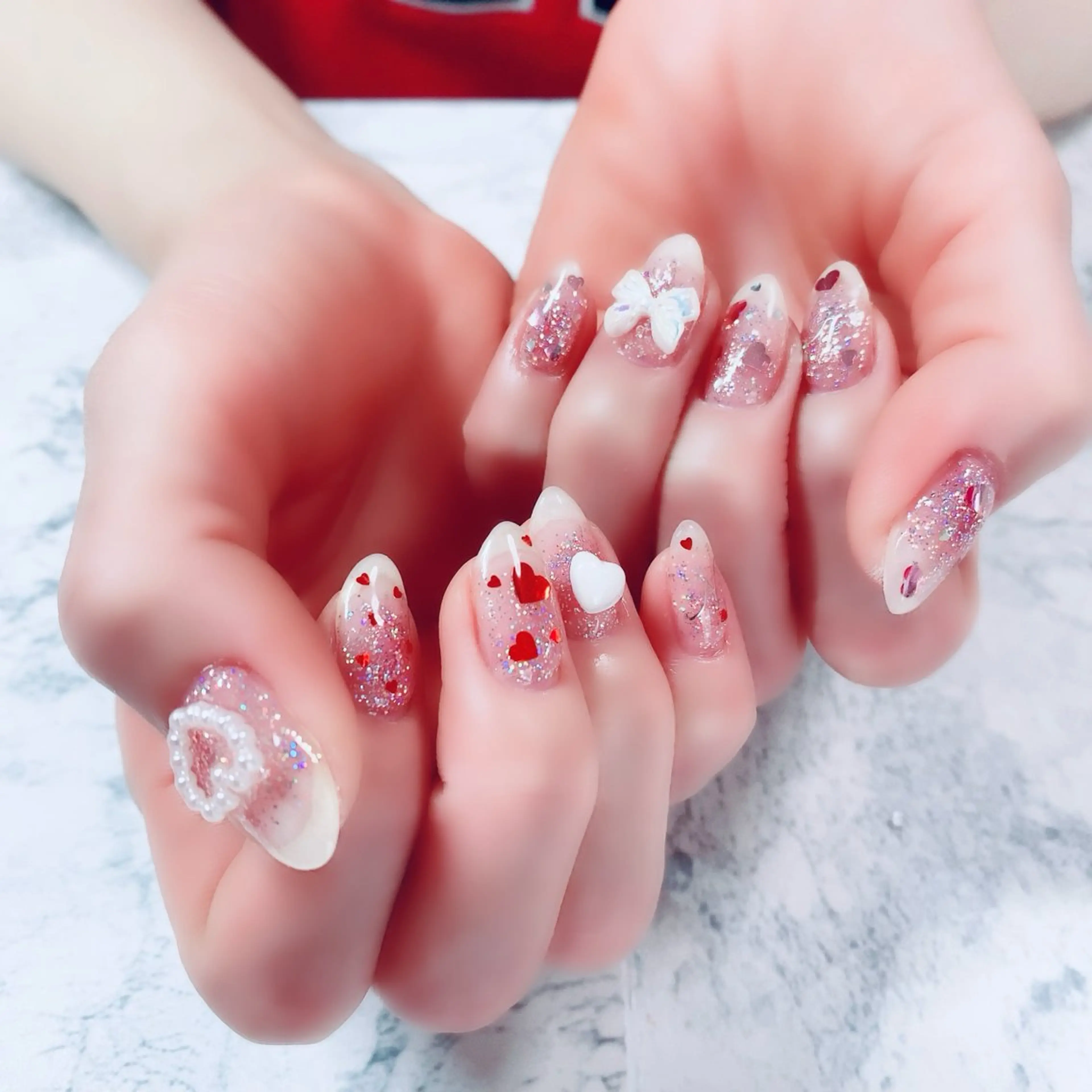 ネイル ハート ラメ(グリッター) ピンク 赤色 リボン マジョリカ ブルーのネイルデザイン