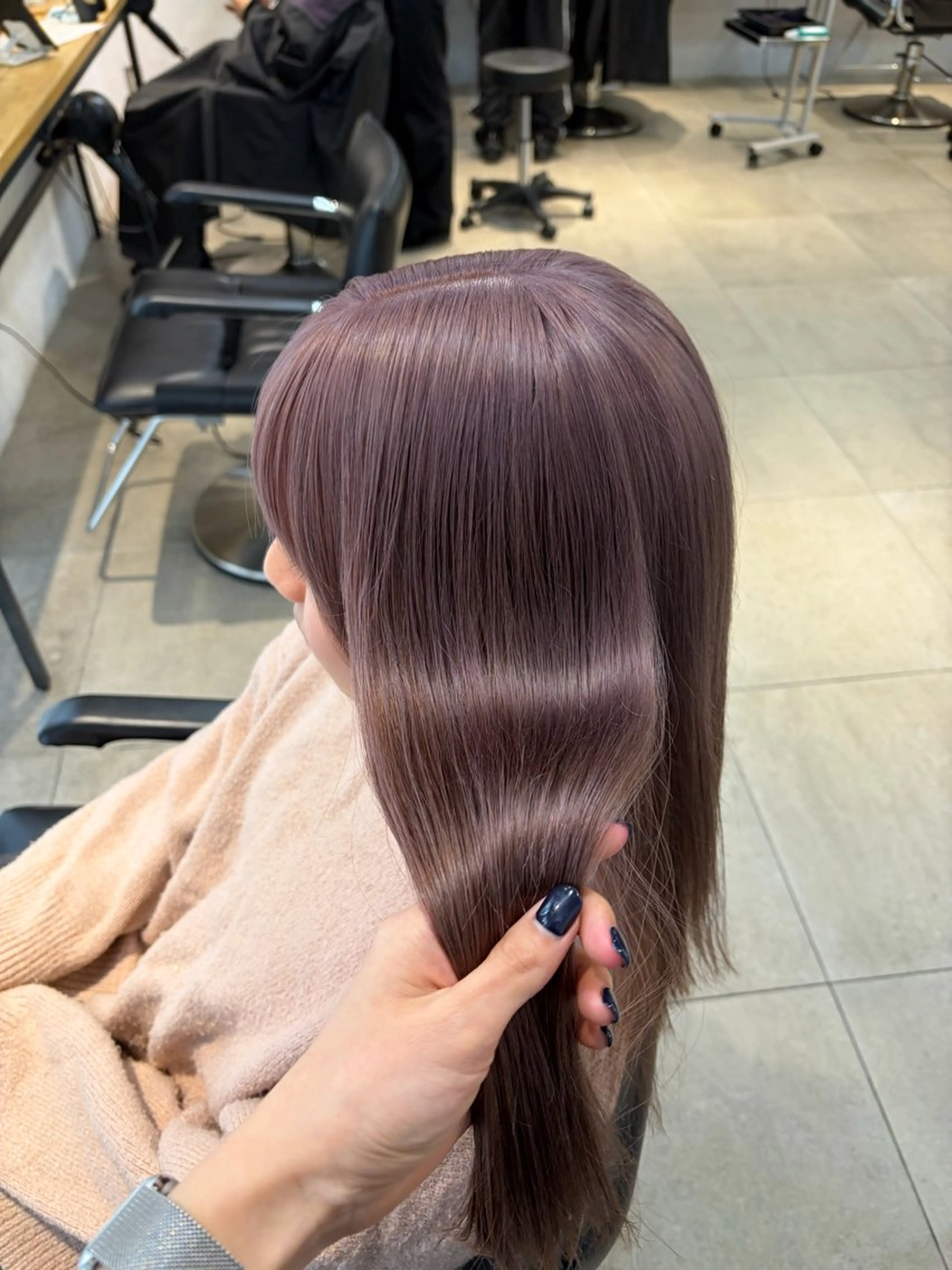 セミロング カラー ミルクティー× グレージュMOMOのヘアスタイル