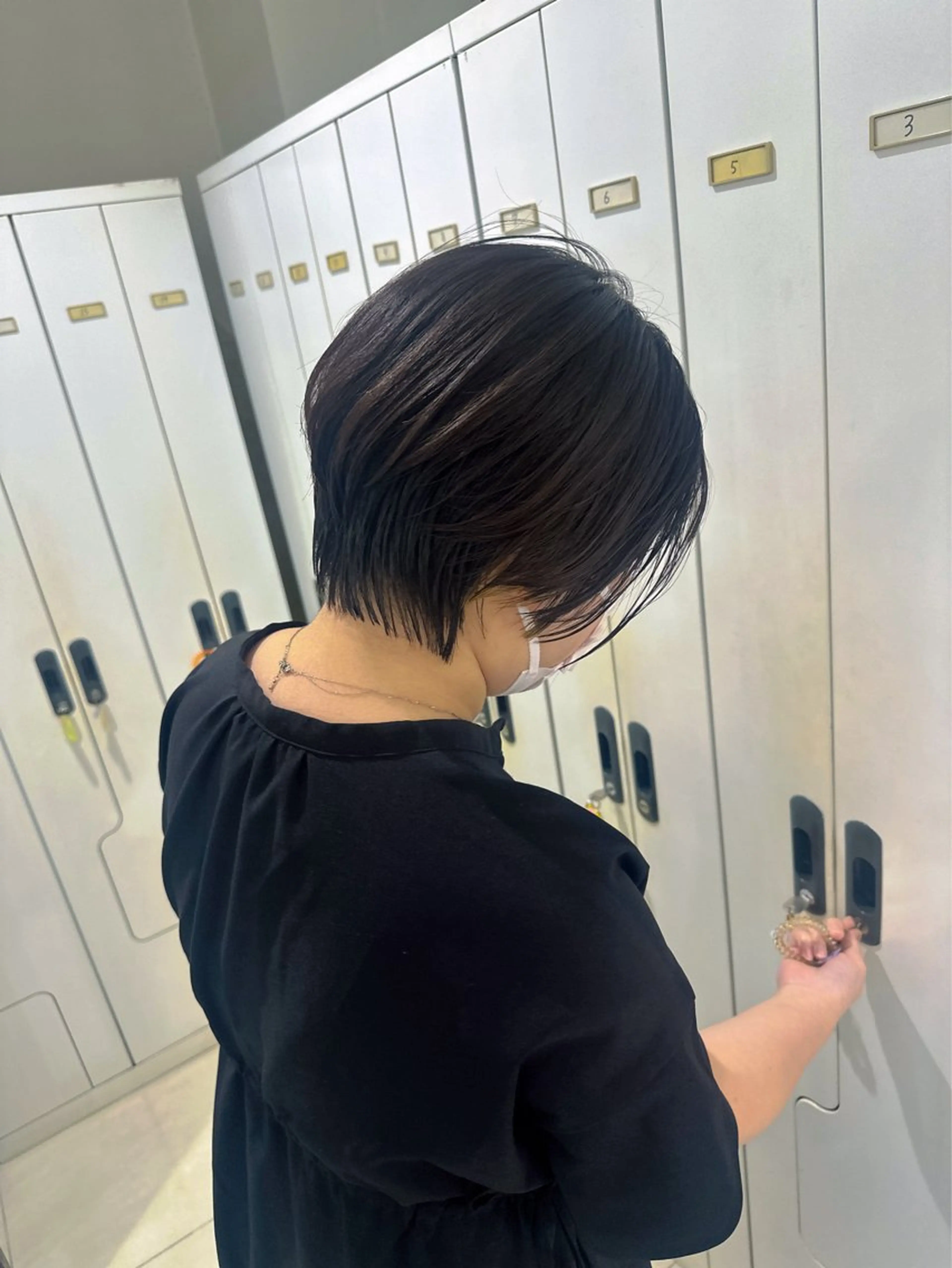 ショート ショートヘア レイヤー 艶々カラーのヘアスタイル