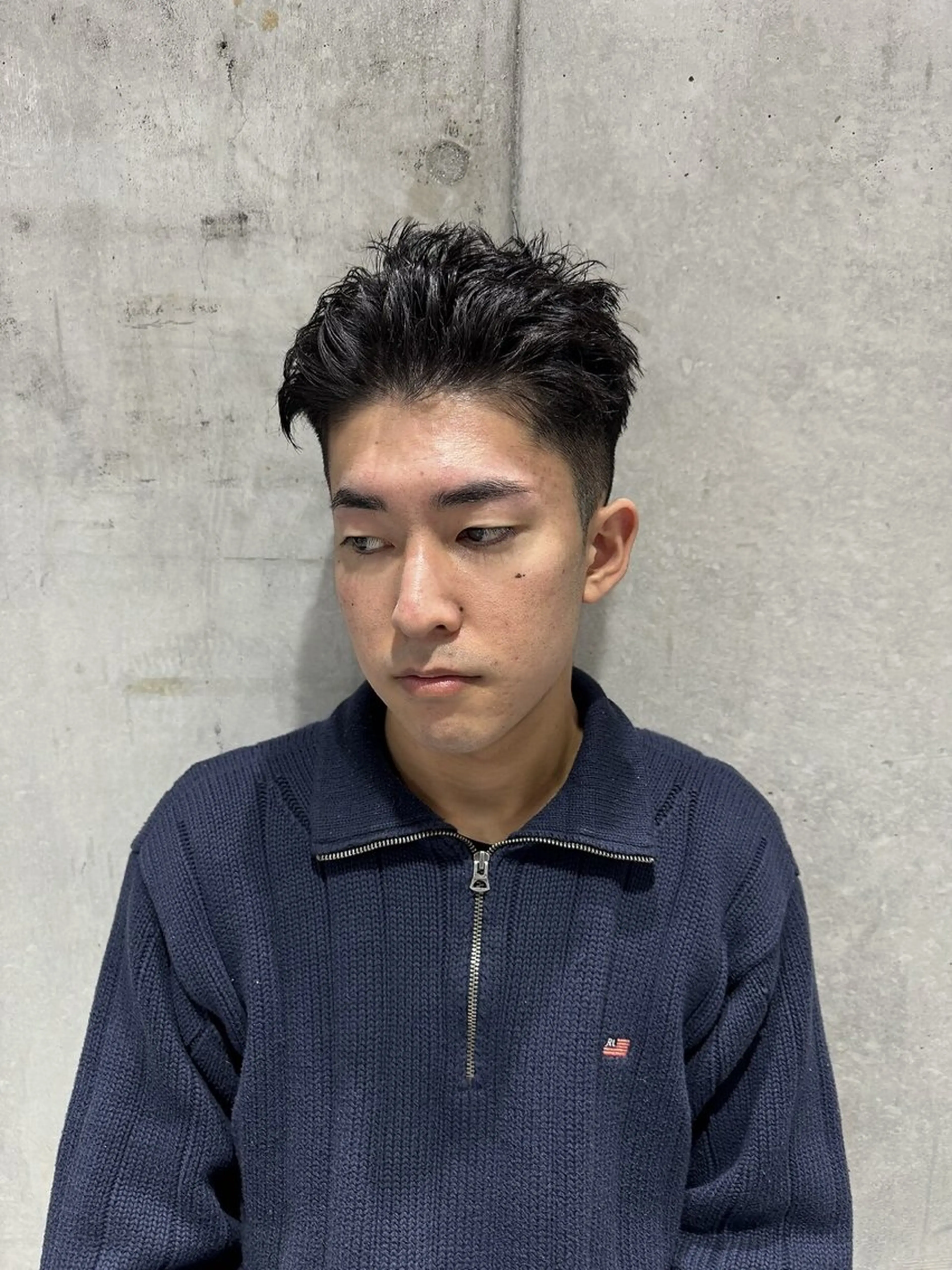 メンズ センターパート ダウンパーマ フェードカット フェザーパーマ カルマパーマ 布施メンズ特化美容師 秋山　涼のヘアスタイル