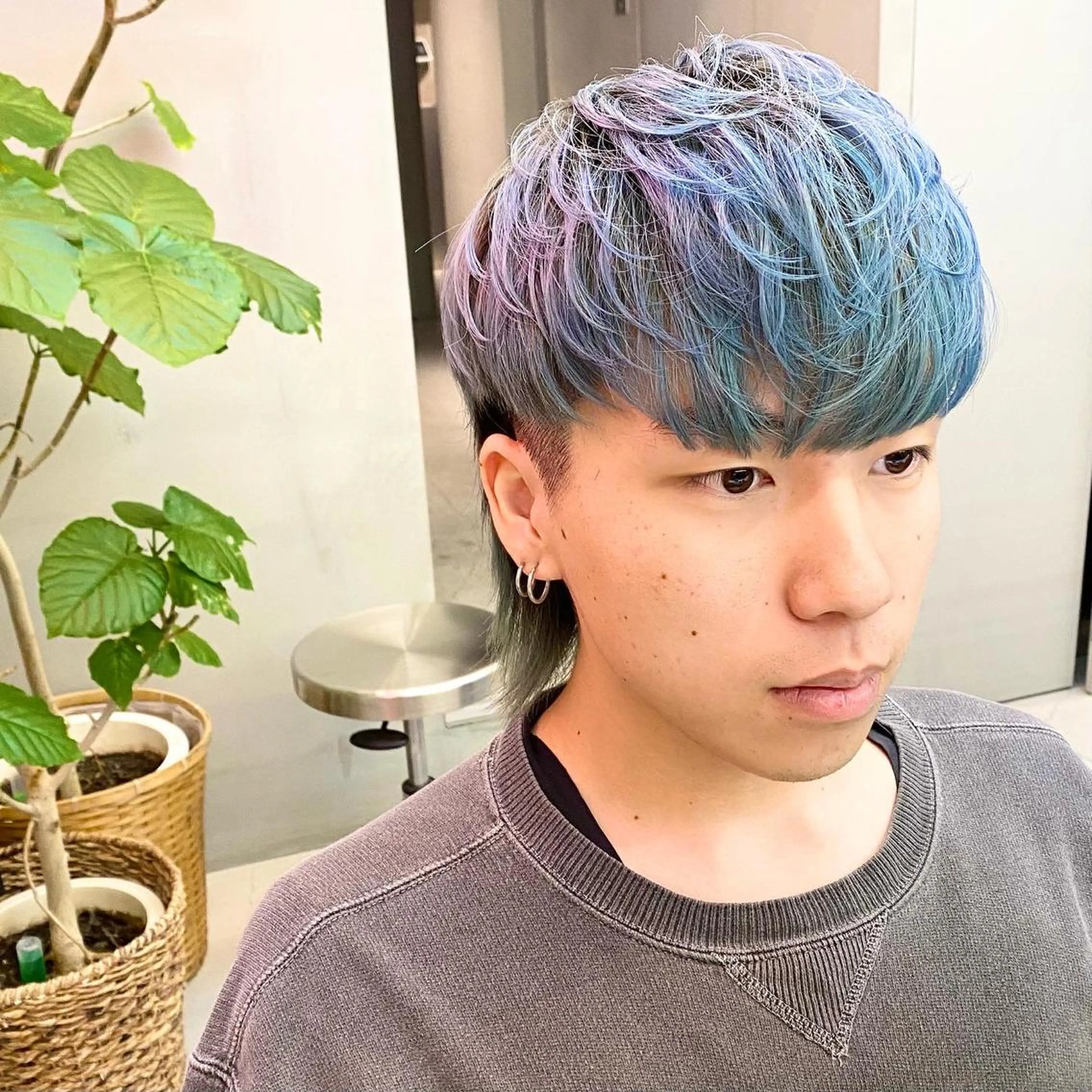 ショート カラー メンズ メンズブリーチ 刈り上げ メンズウルフカット ブリーチ ブルーカラー ヘアカラー トリートメント 艶髪と透明感を ‼️/若林のヘアスタイル