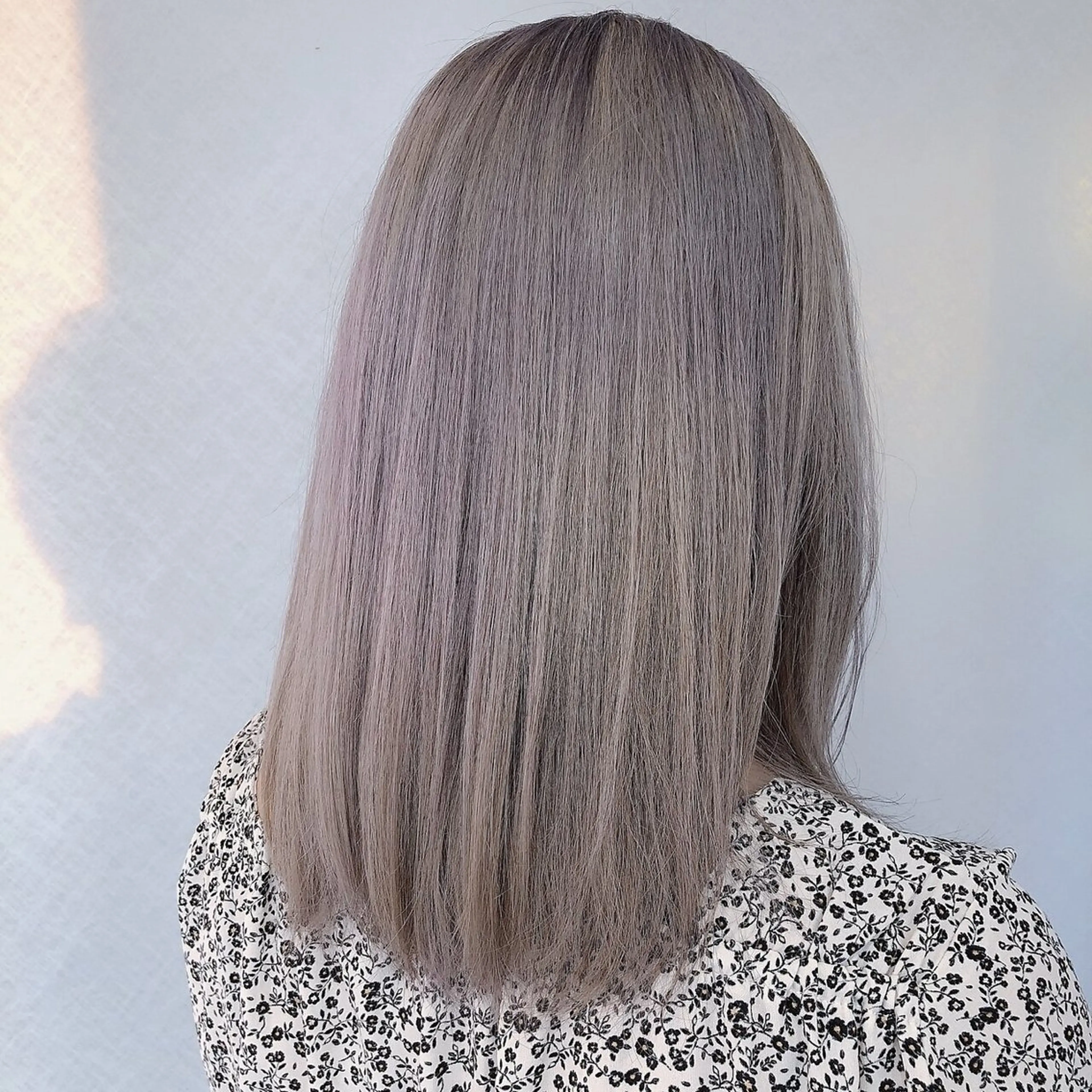 セミロング カラー 坂柳 朱音のヘアスタイル