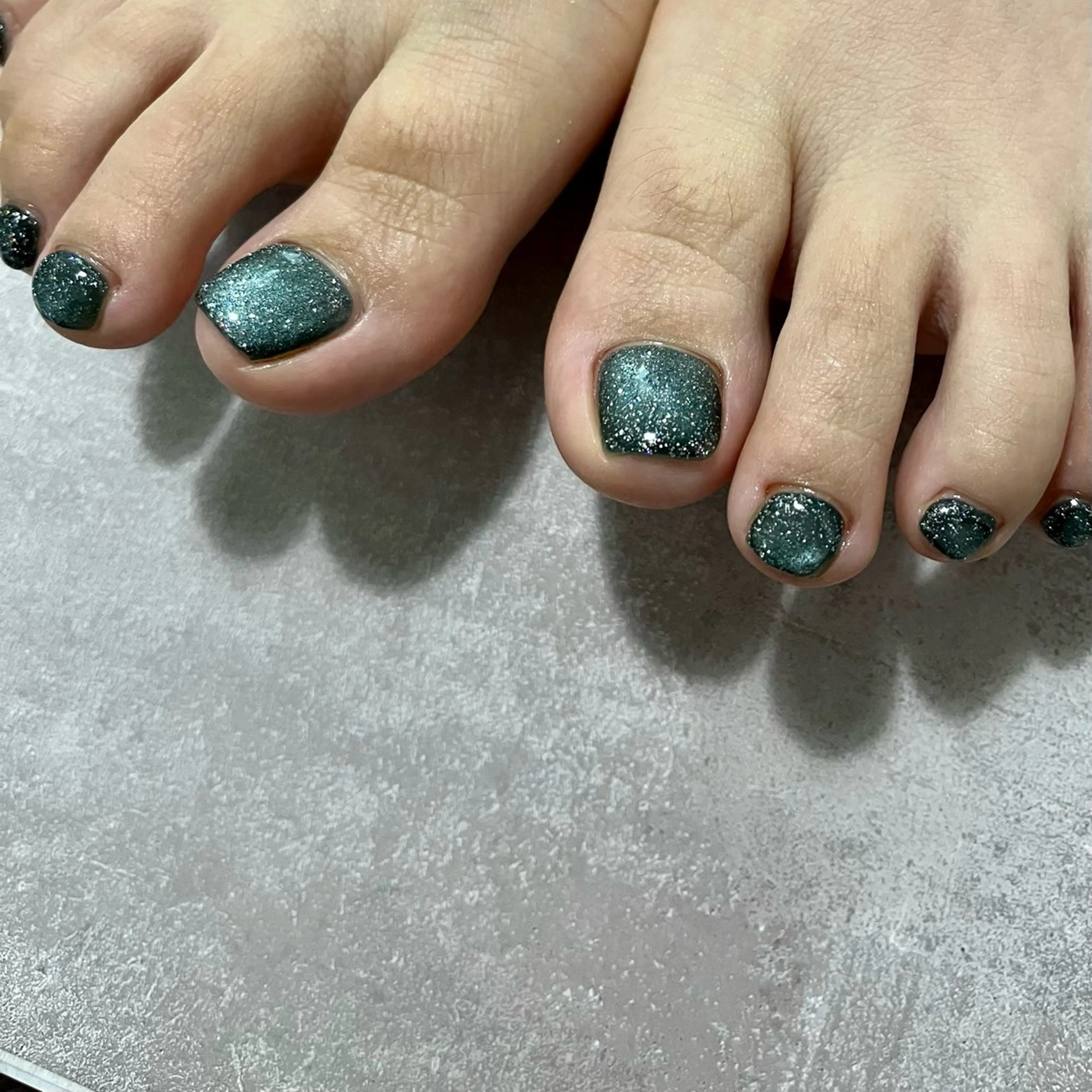 ネイル ブルー フラッシュネイル フットネイル グリーン キラキラネイル フットネイル ネイルサロン kupuのネイルデザイン