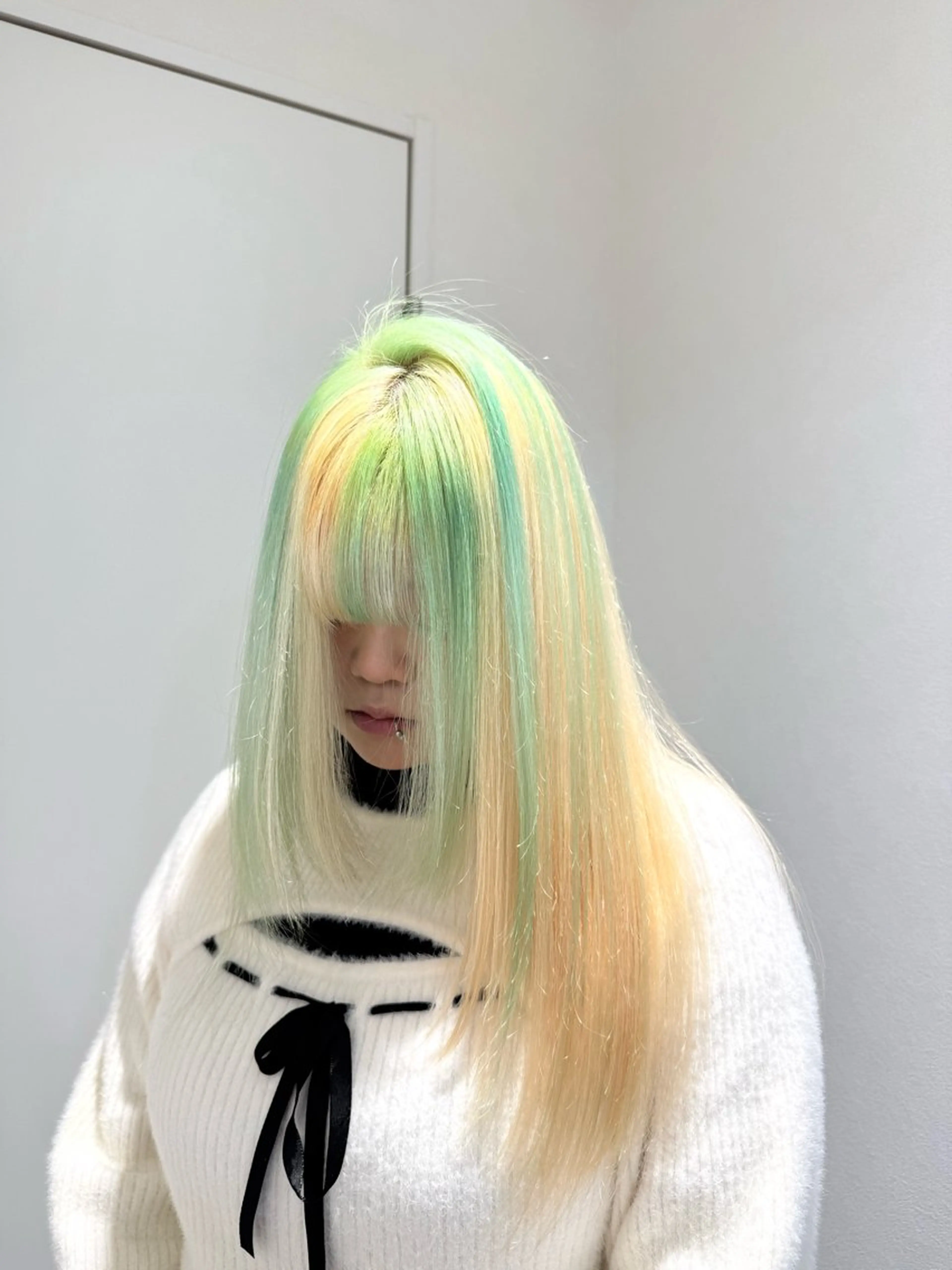ミディアム カラー ヘアアレンジ ベージュカラー ブリーチ ブロンド デザインカラー ミルクティーベージュ ヘアカラー 【🥀履歴修正🥀】 ハイトーン職人/拓真のヘアスタイル