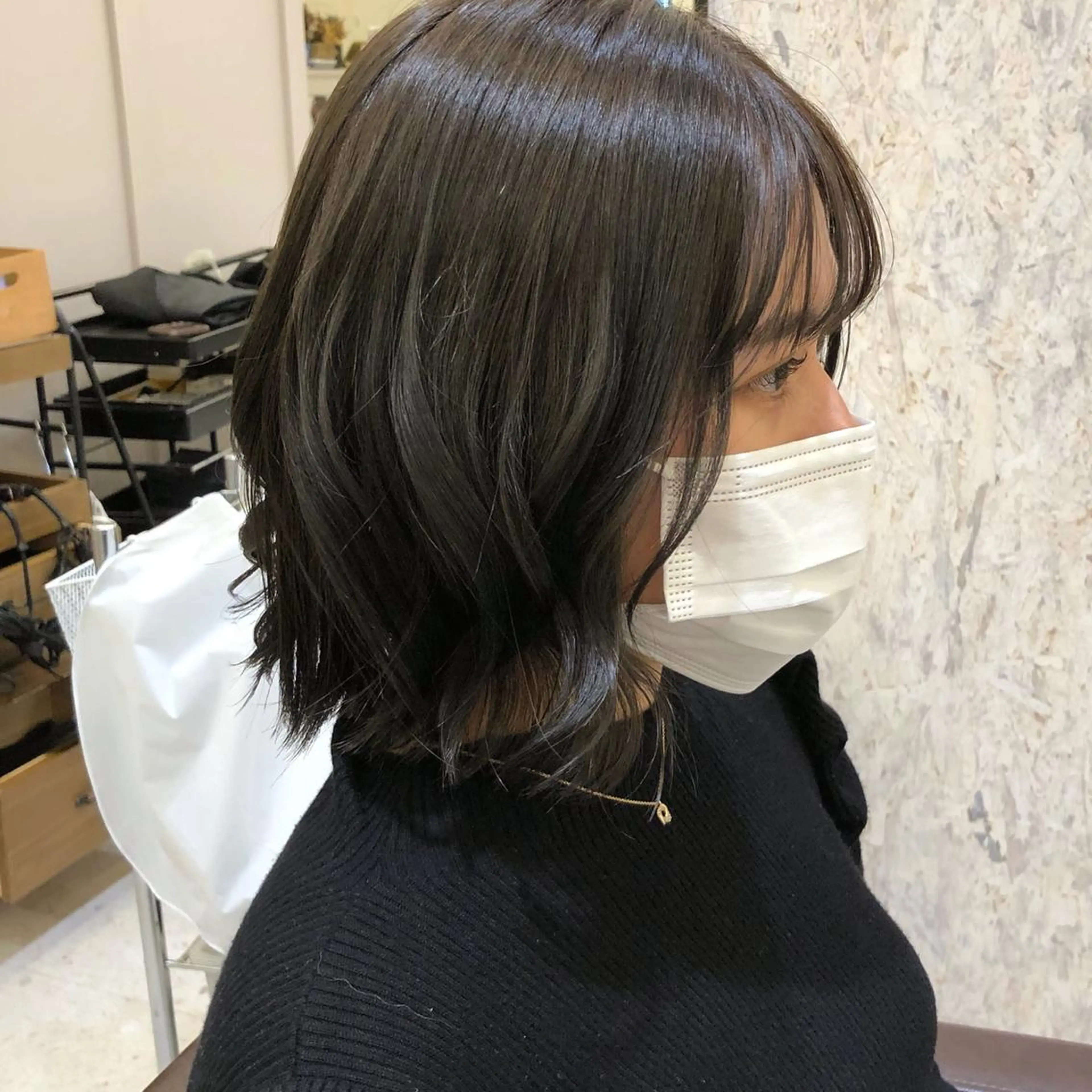 ショート カラー グレージュ 足立 千咲のヘアスタイル