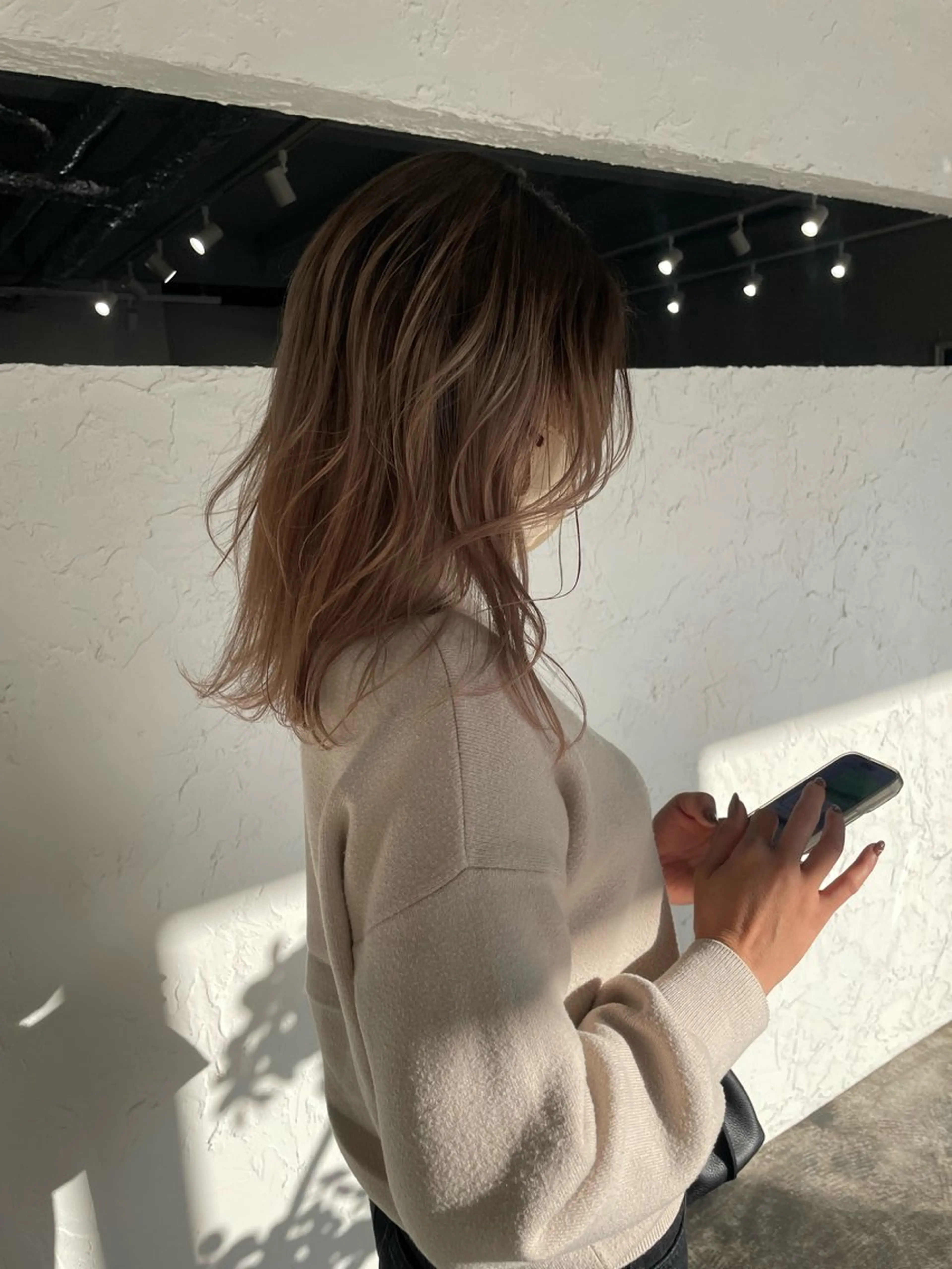 セミロング カラー ベージュカラー ブリーチ ケアブリーチ ミルクティーベージュ カット ヘアカラー トリートメント shiba tomomiのヘアスタイル