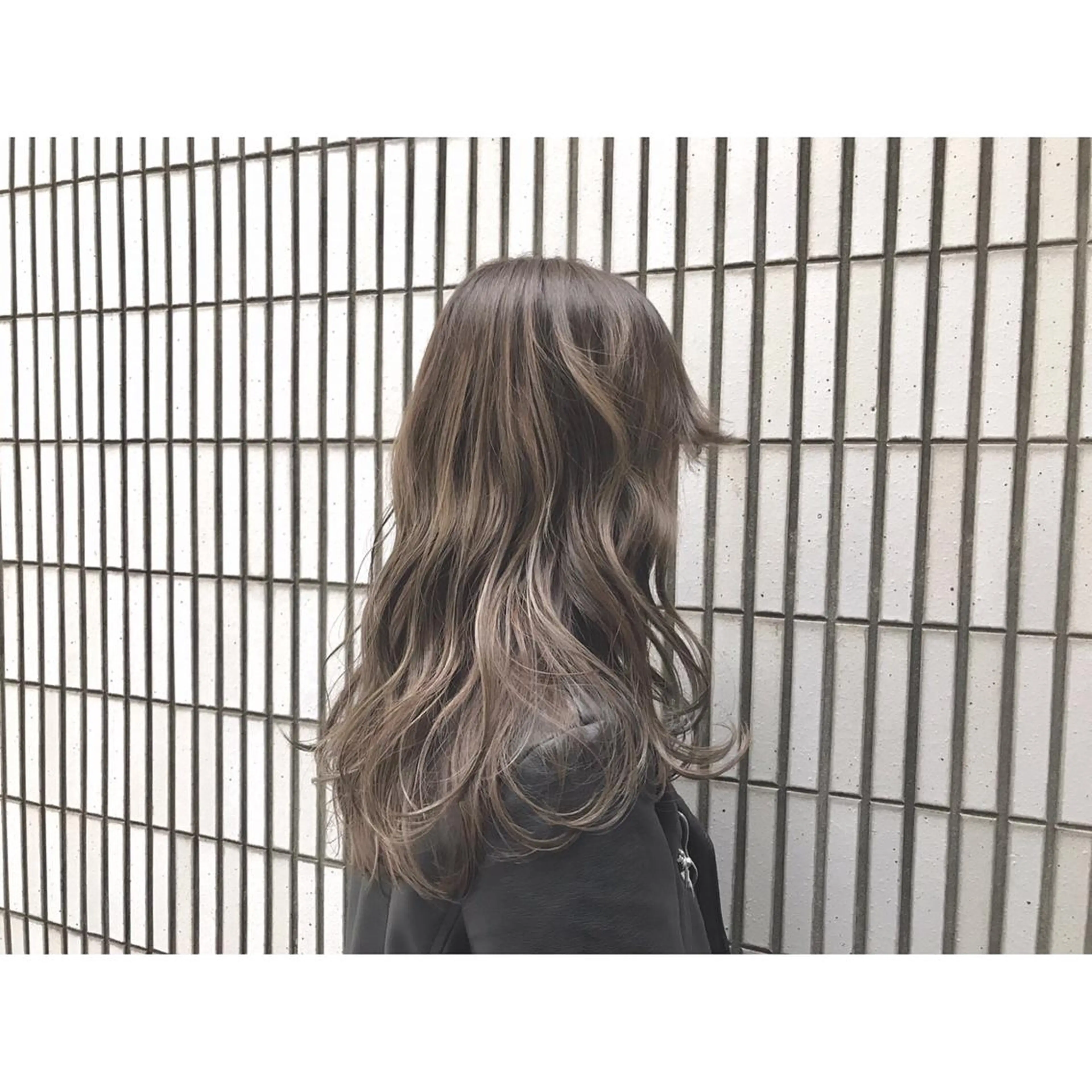 セミロング カラー パーマ ヘアアレンジ メンズ マツエク・マツパ メンズブリーチ メンズハイライト ブリーチ 透明感カラー グレージュ ツヤ髪 ／髪質改善 松岡将太郎のヘアスタイル