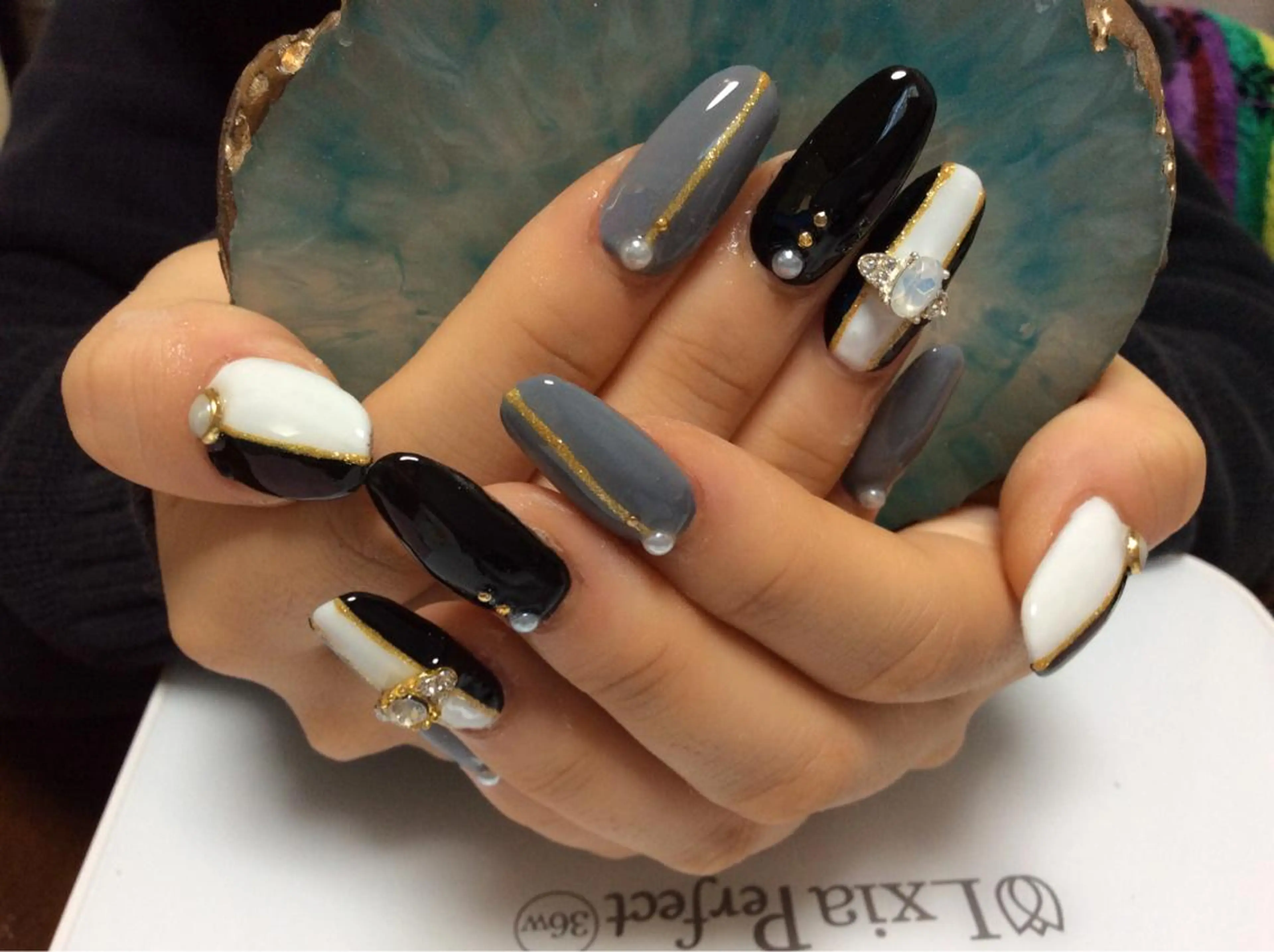 ネイル フラワー ムーンのネイルデザイン