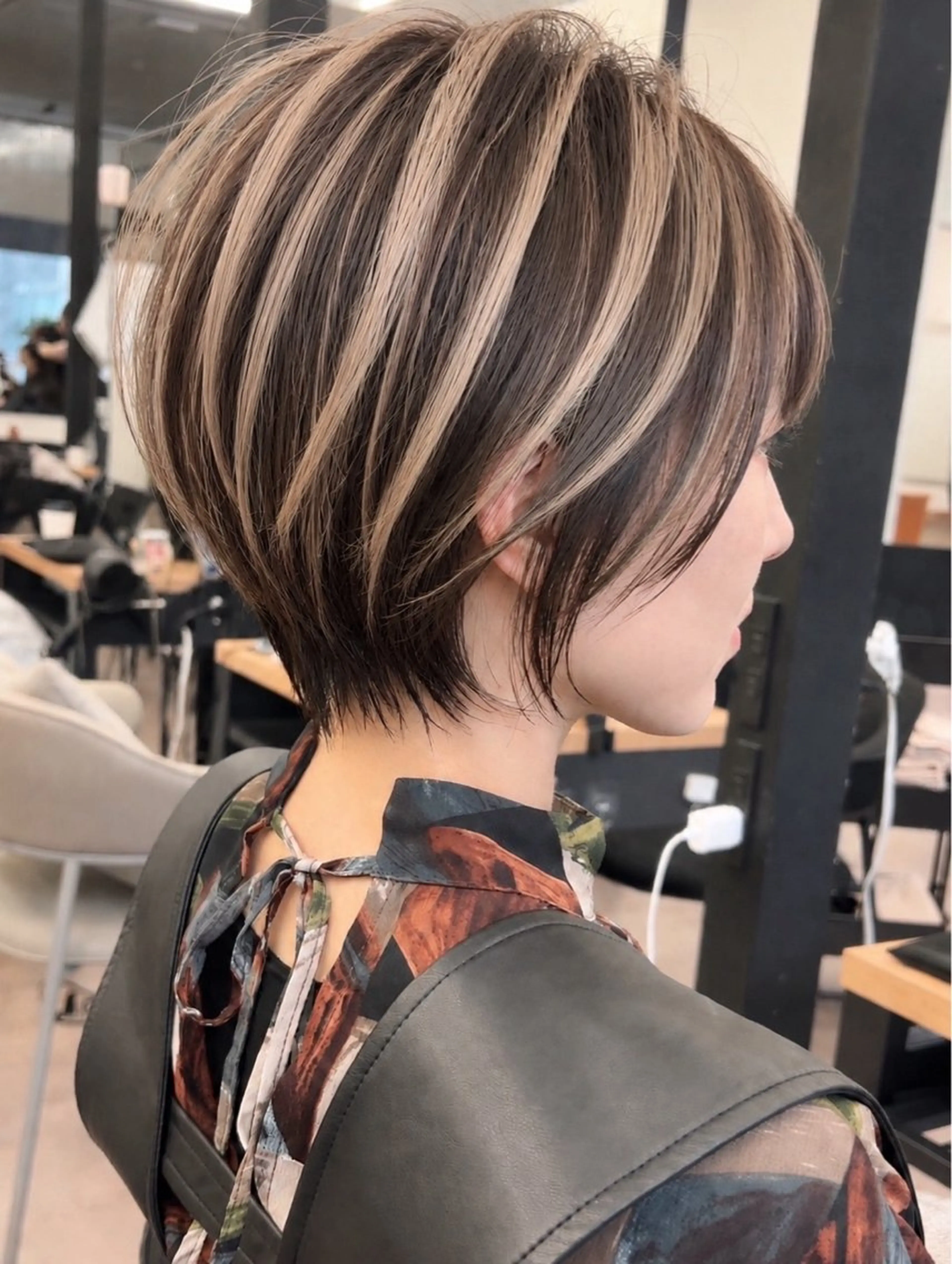 ショート カラー ブリーチ 透明感カラー カット ヘアカラー 白髪ぼかし/メイク 40代以上の女性限定のヘアスタイル