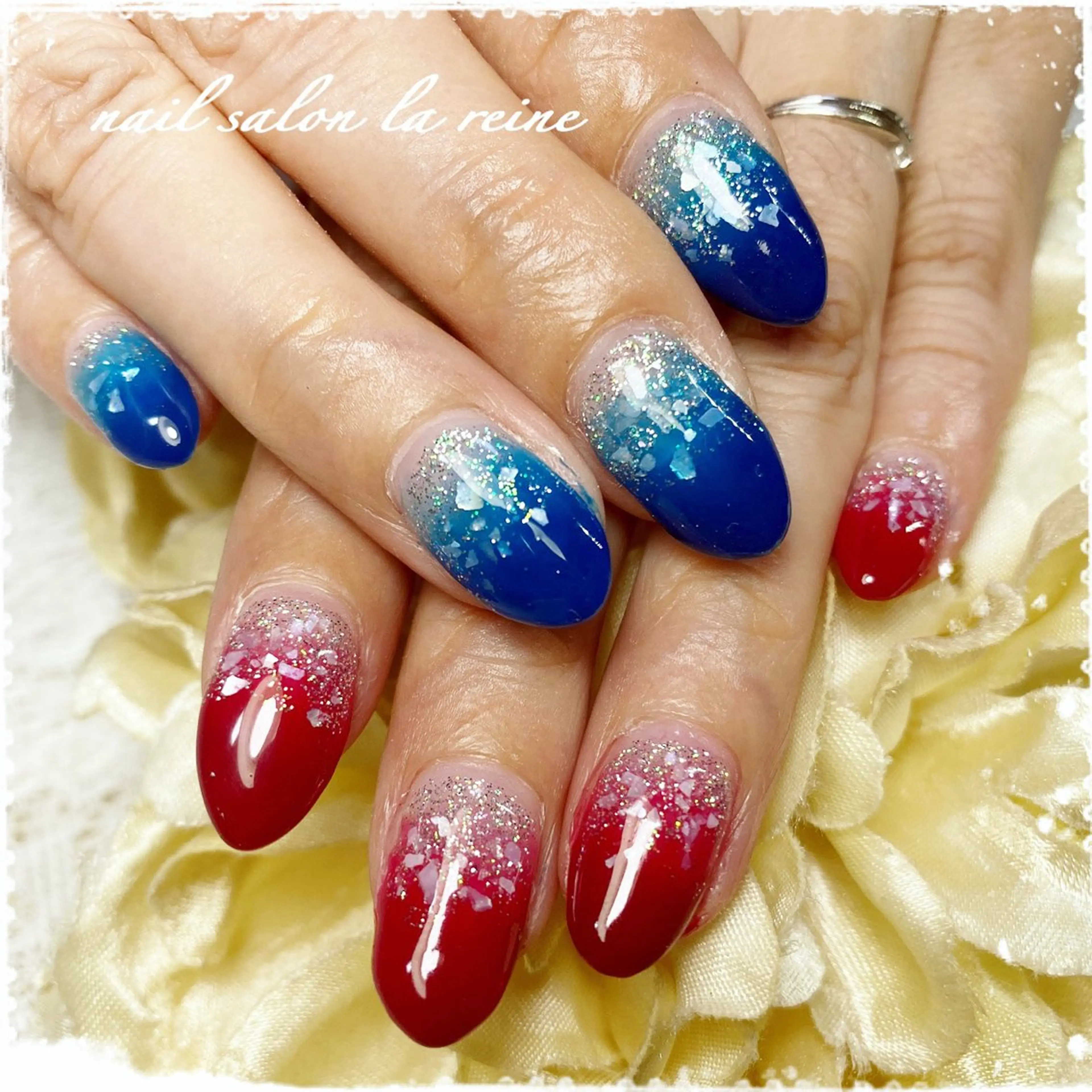 ネイル ブルー グラデーション ラメ(グリッター) 赤色 nail salon la reineのネイルデザイン