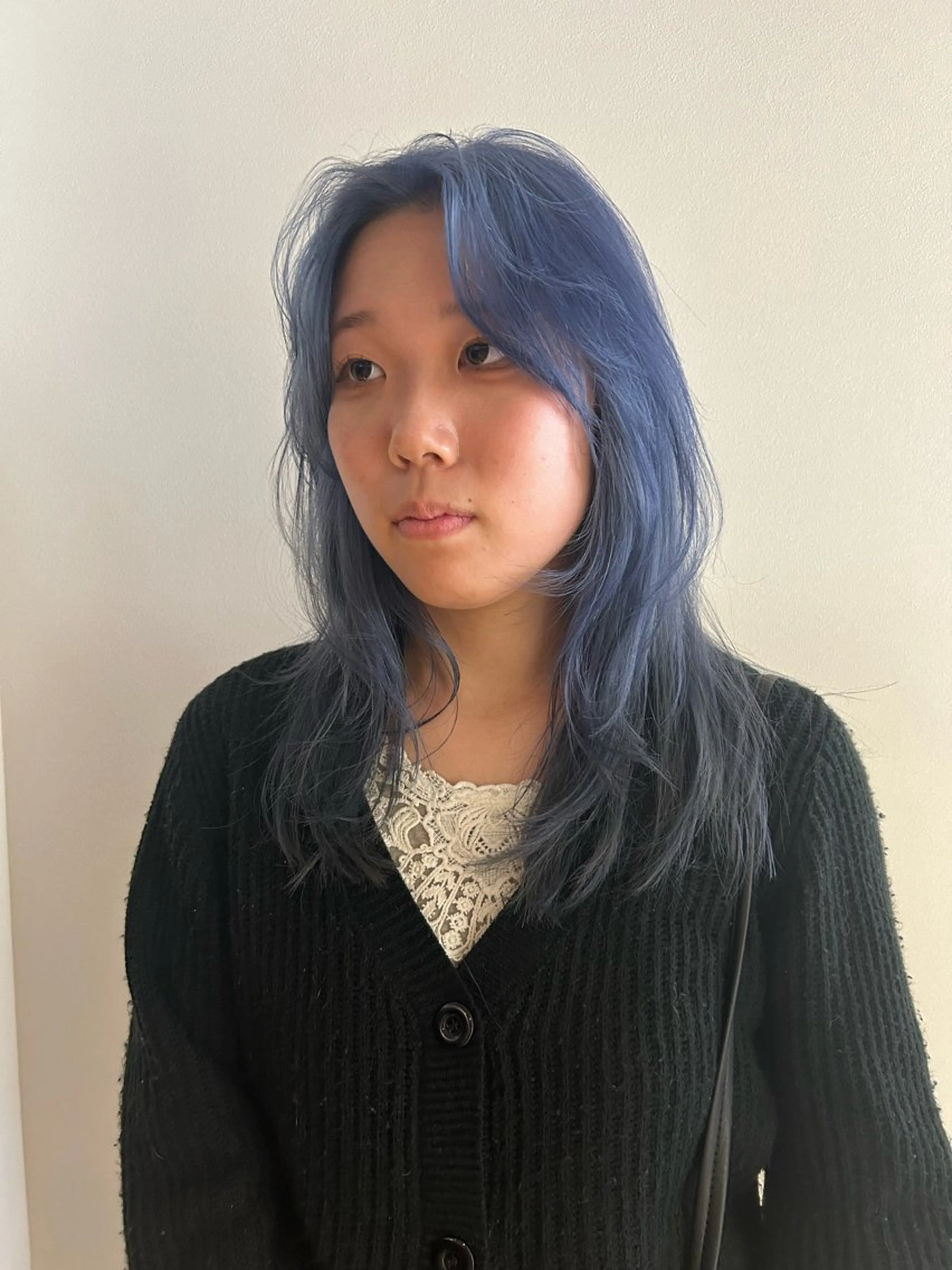 ミディアム カラー ブルーカラー シルバー カット ヘアカラー シオカワ ケンショウのヘアスタイル