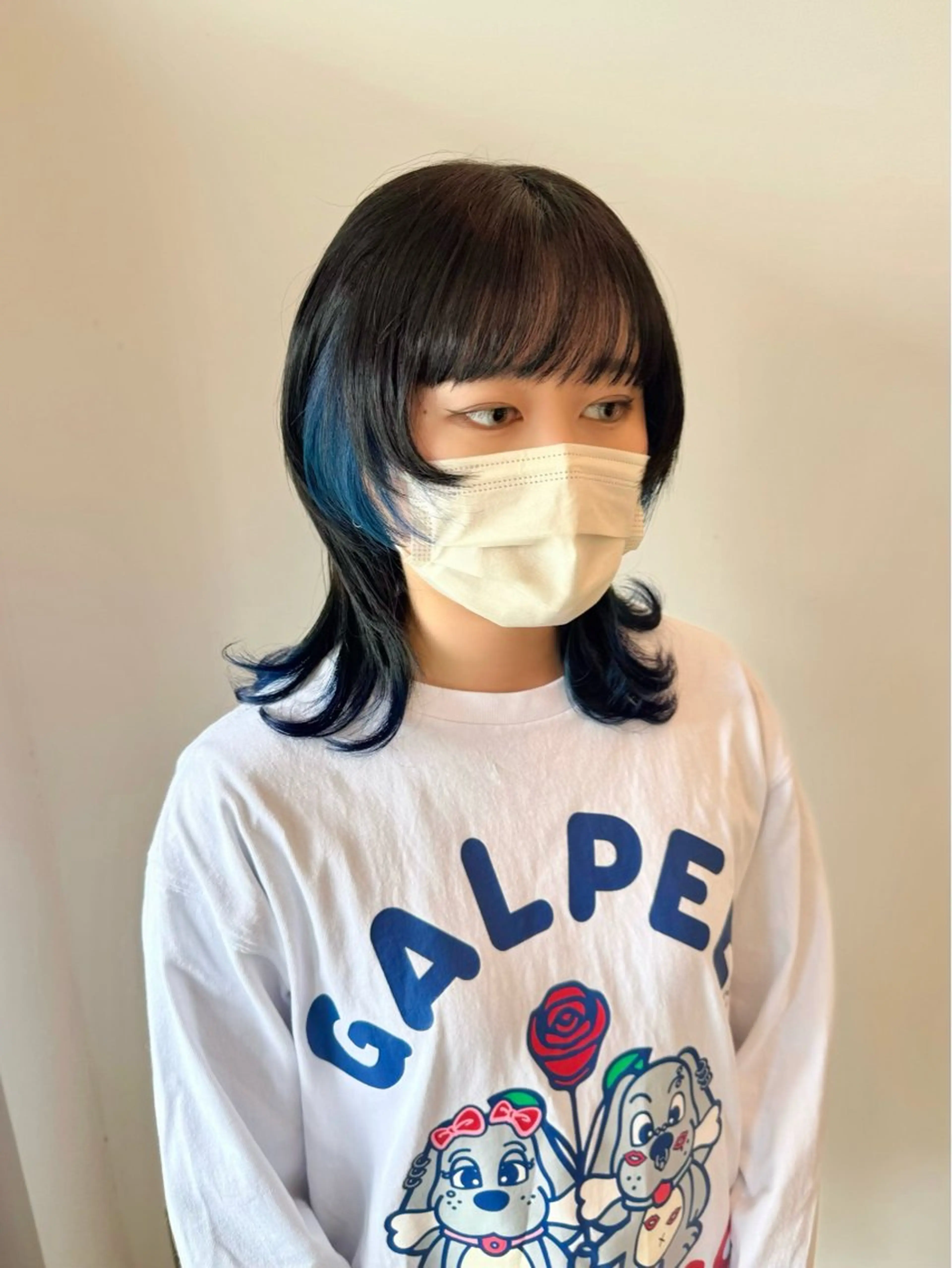 ミディアム カラー ブルーカラー イヤリングカラー ウルフカット カット ヘアカラー フラム所属・WATANABE MISAKIのヘアスタイル