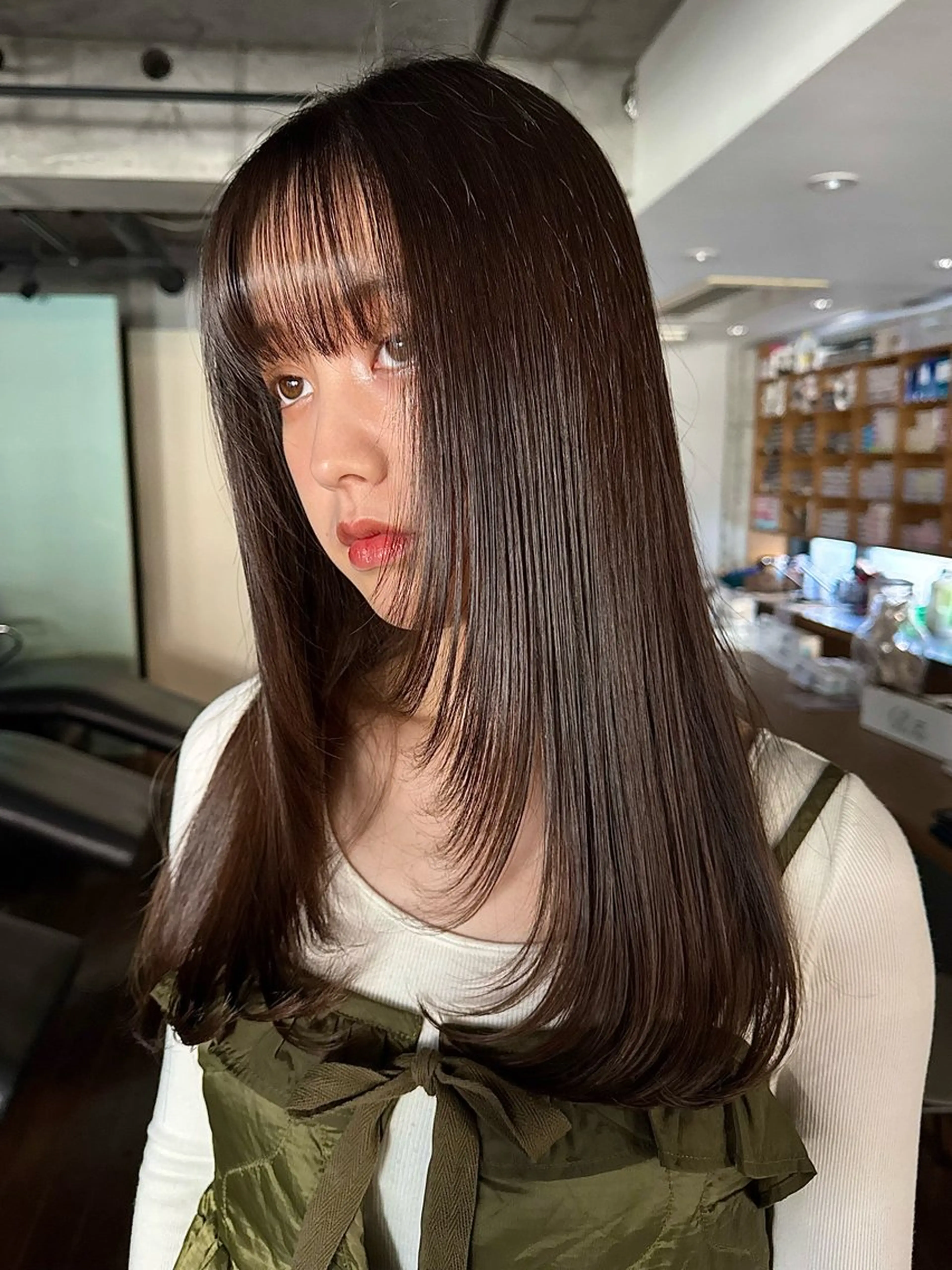 ロング ブリーチカラー/ブロ ンドレイヤーカットのヘアスタイル