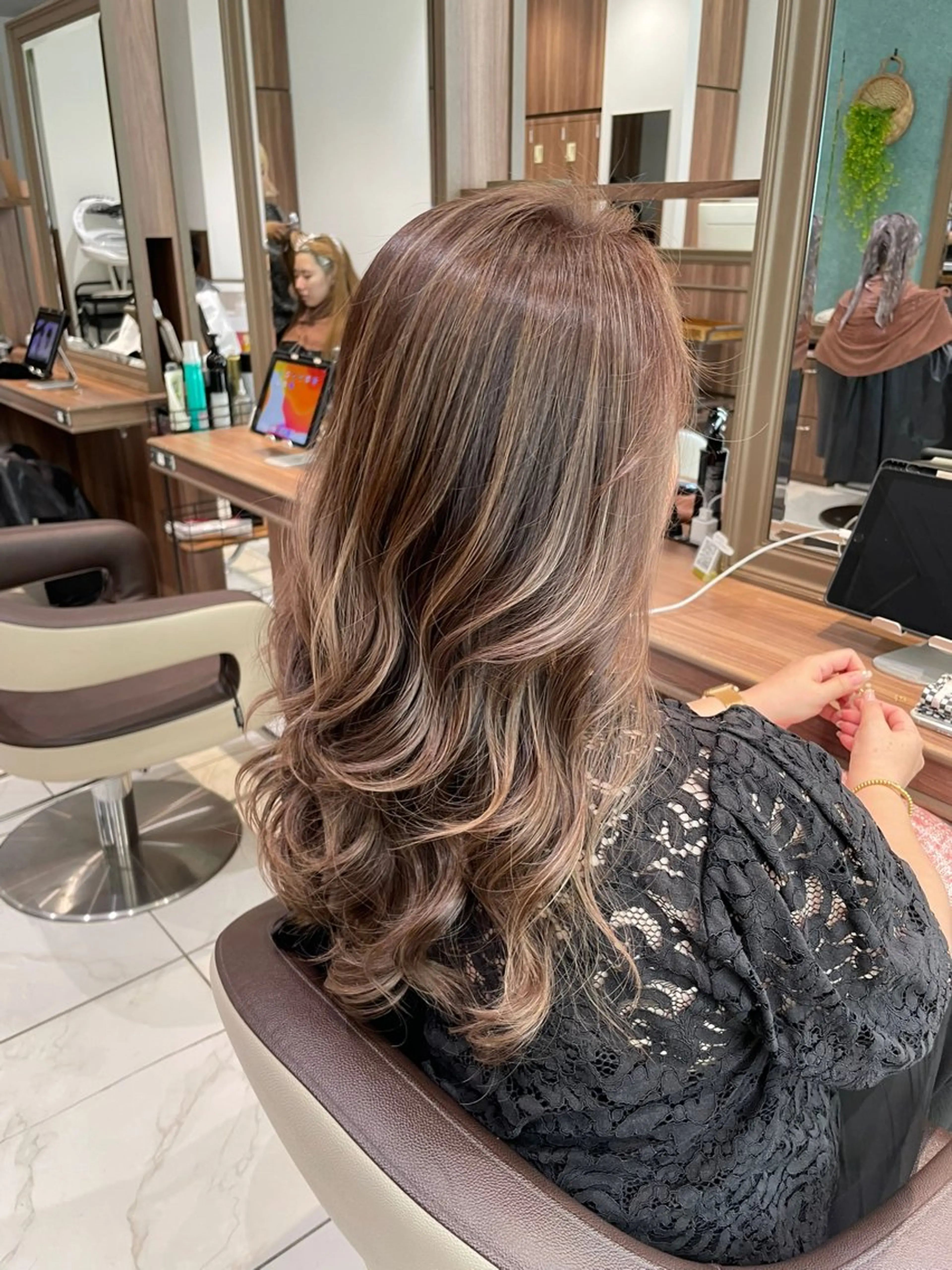 セミロング カラー バレイヤージュ ハイライトカラー ハイライト レイヤーカット ヘアカラー 🇰🇷韓国ヘア★ 副店長.쿠리타⭐︎のヘアスタイル