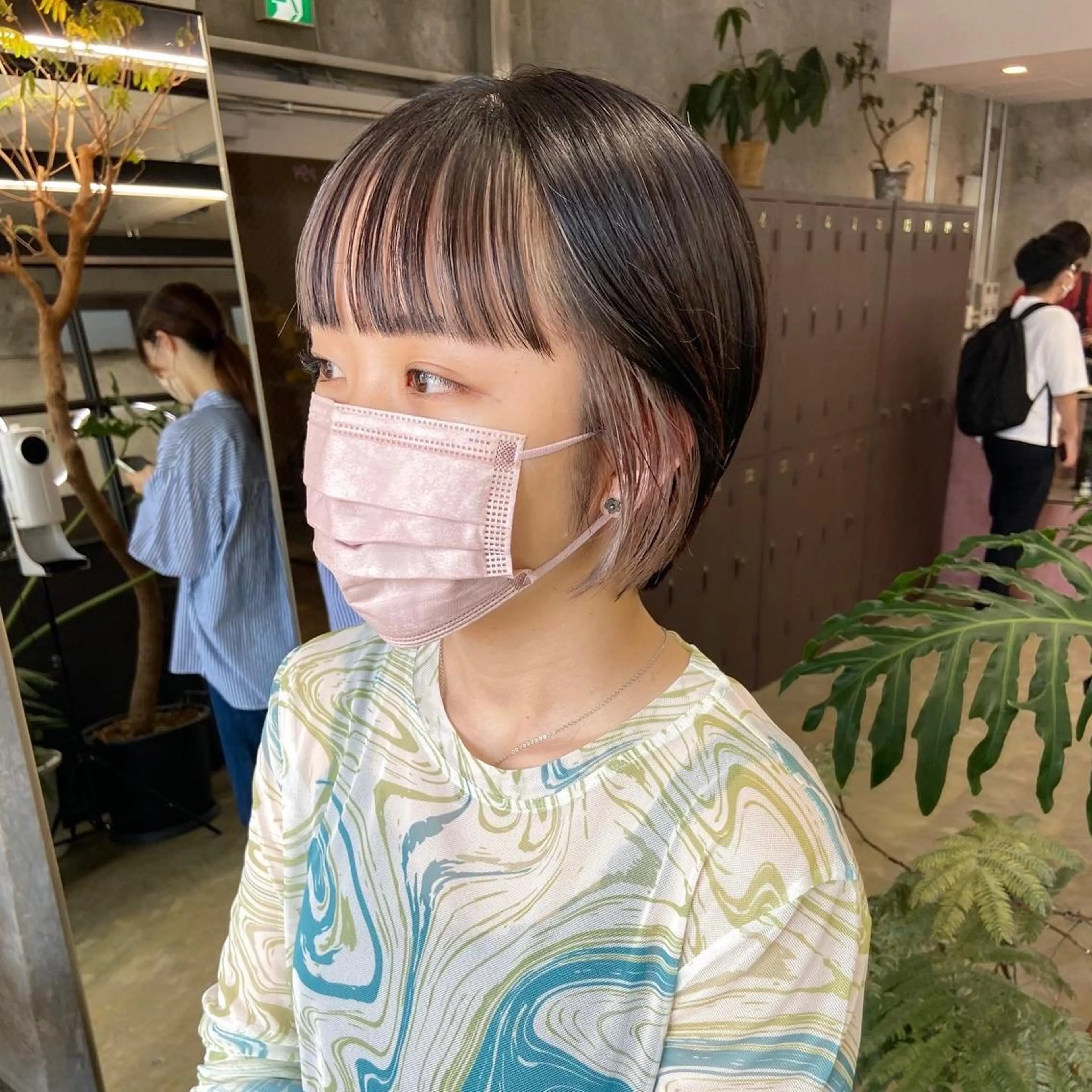 カット+インナーカラー+全体カラー  ［イヤリングカラー,フェイスフレーミング］の写真