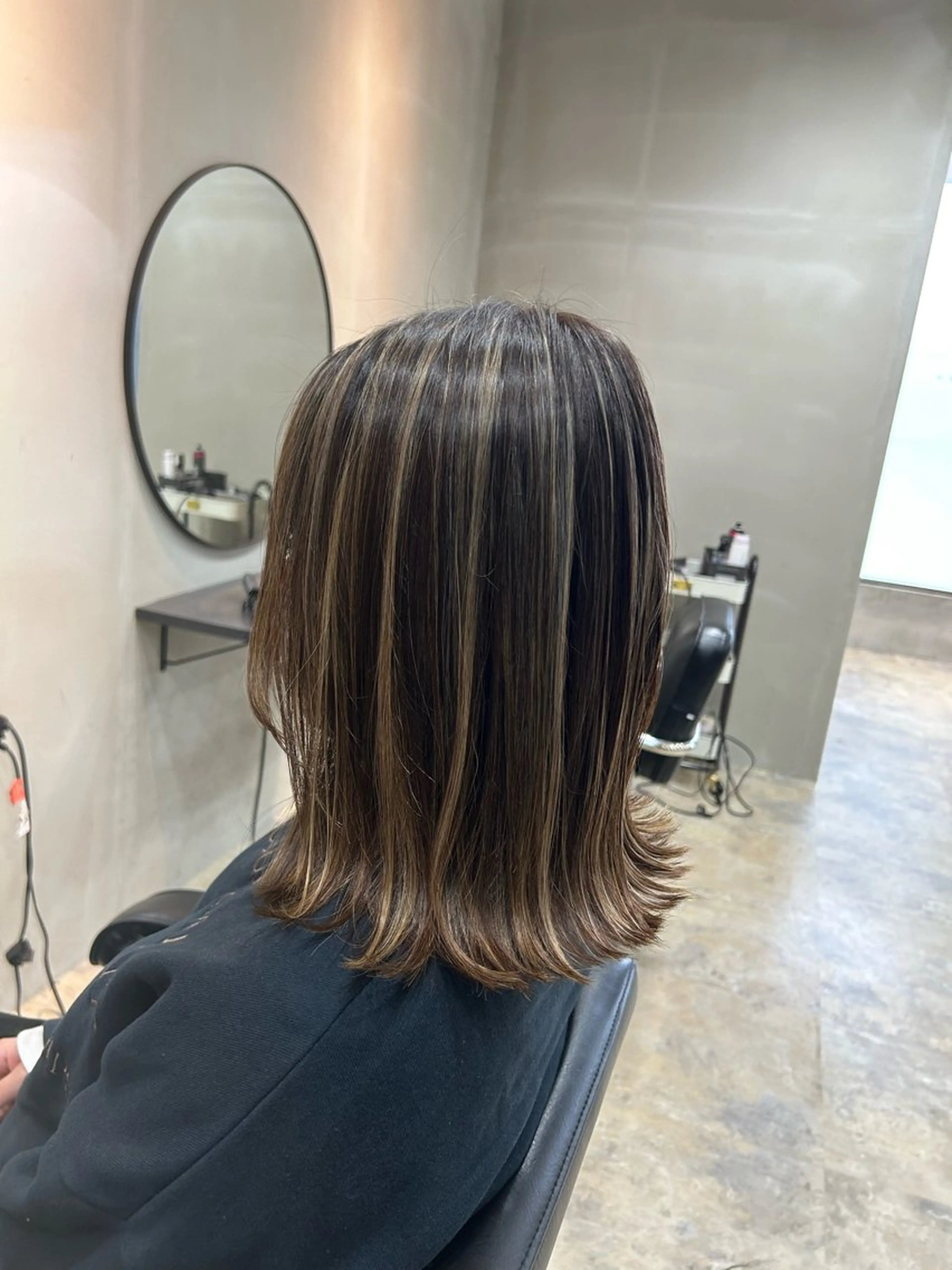 ミディアム カラー リサ tonieのヘアスタイル