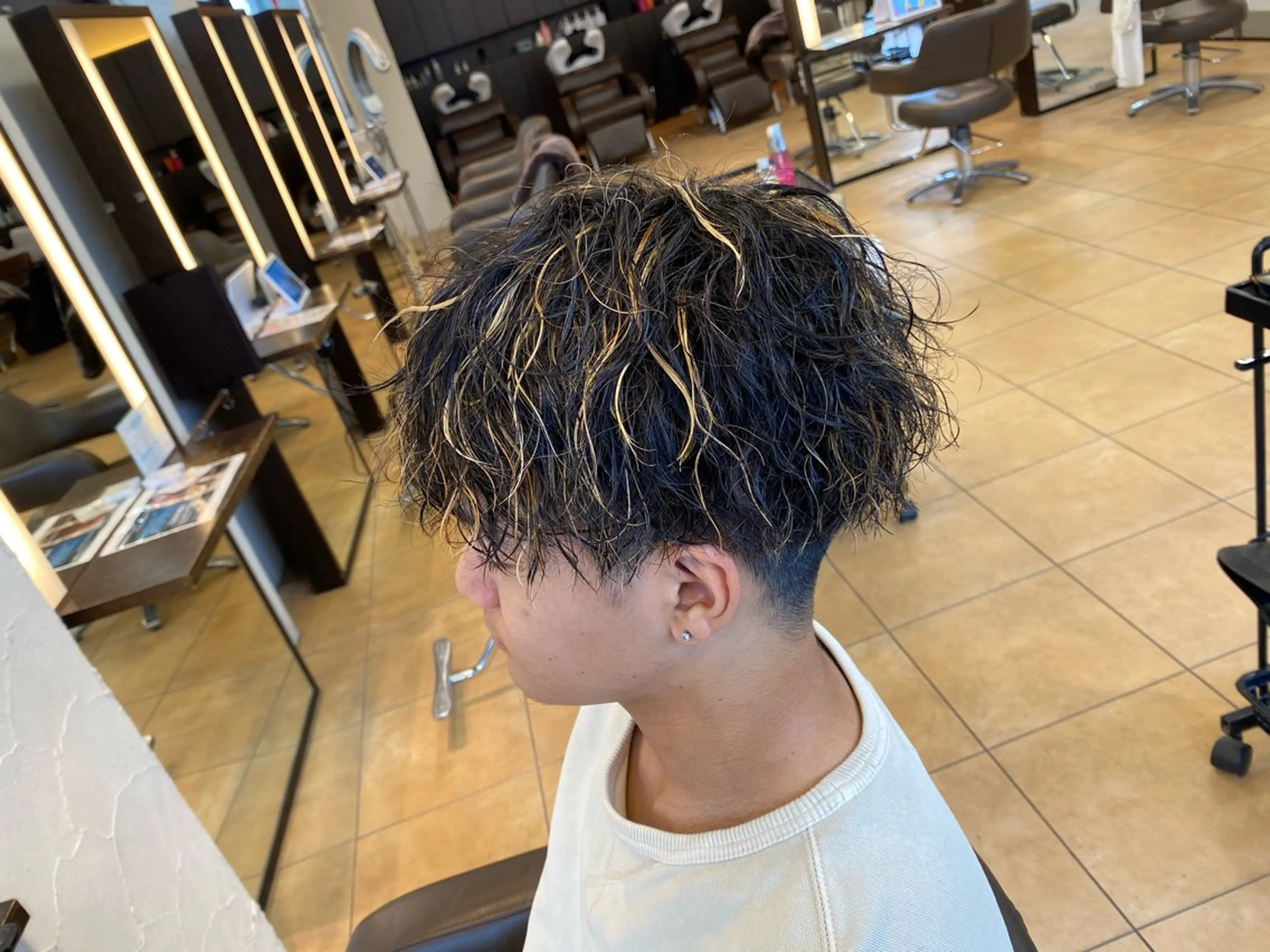 ショート カラー パーマ メンズ カット ヘアカラー パーマ 鍋島 拓真のヘアスタイル