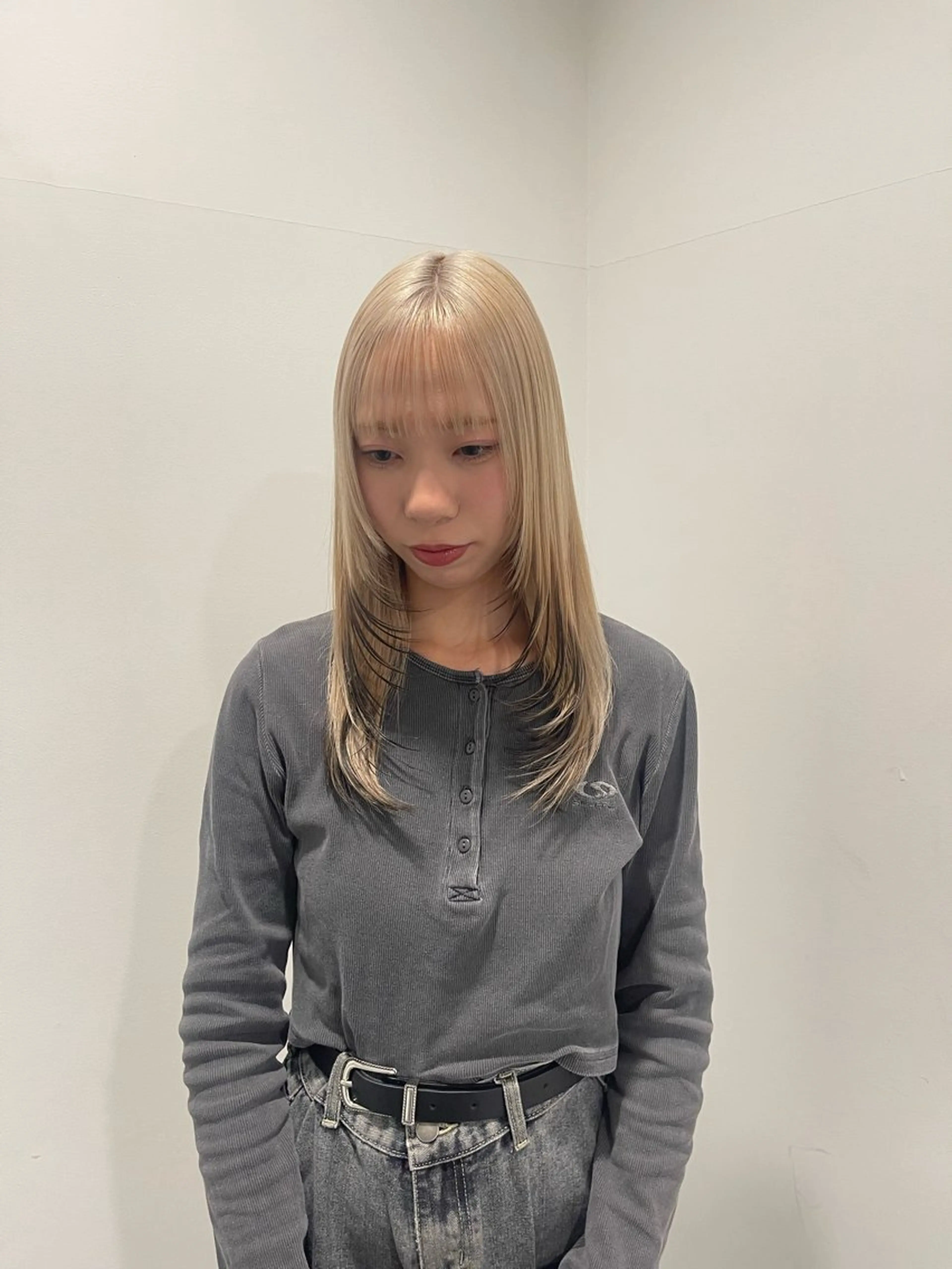 セミロング 広島:ミルキーカラー tsumaのヘアスタイル