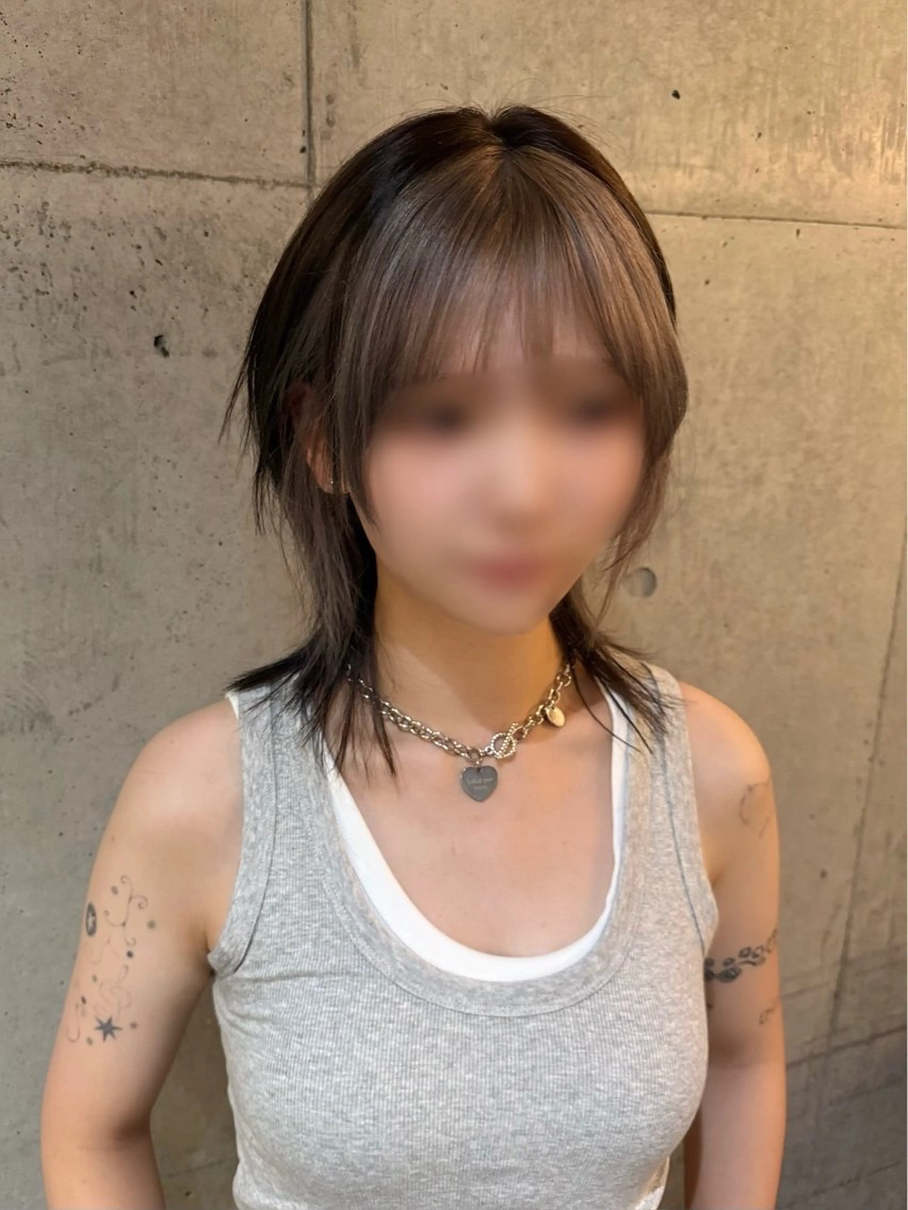 ミディアム カラー ミストバング  フェイスフレーミング グレージュ レイヤーカット ヘアカラー 韓国リアルハッシュ レイヤーカットのヘアスタイル