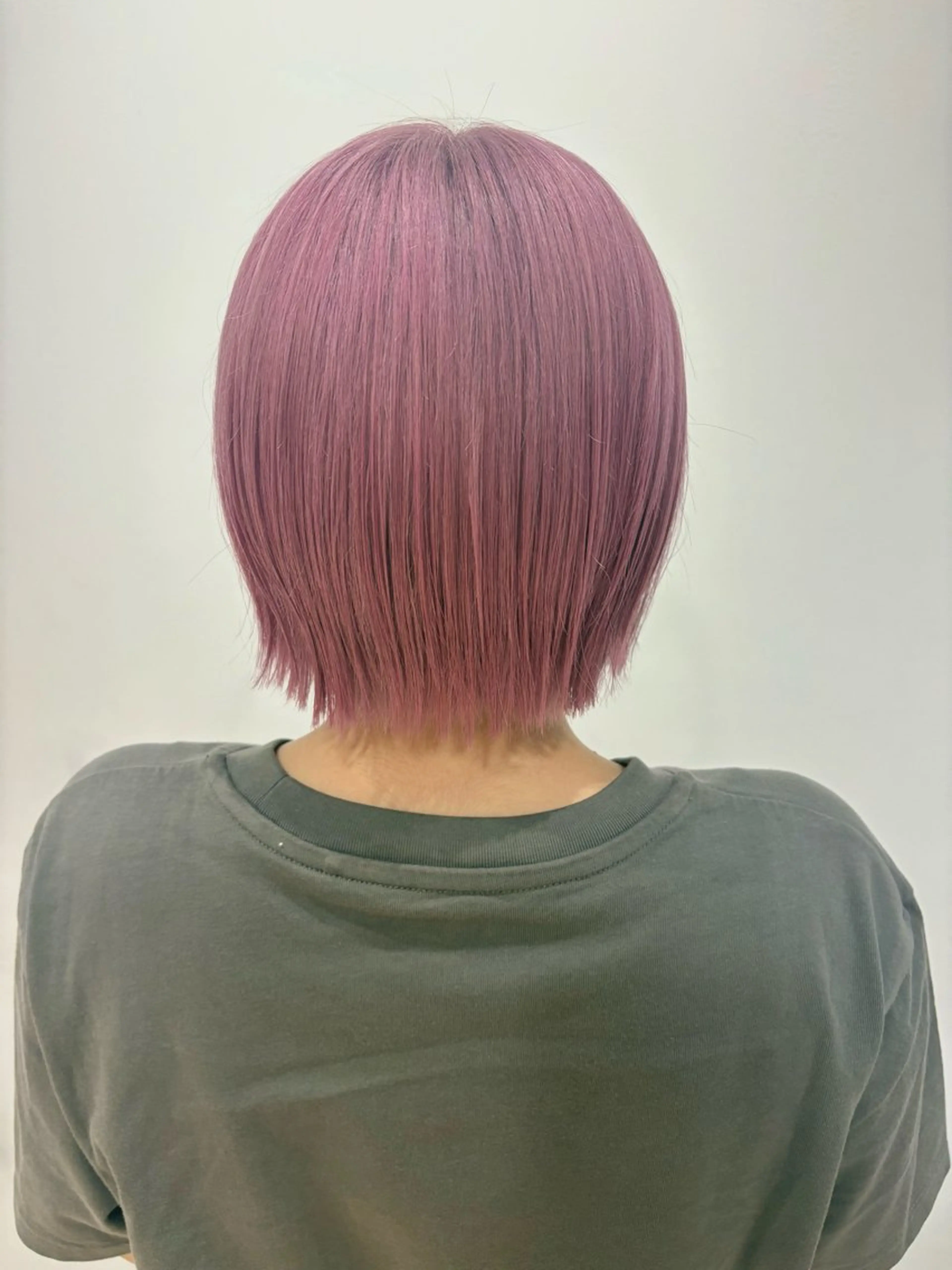 ショート カラー ブリーチ ピンクカラー ボブ 鵜飼 未玖のヘアスタイル