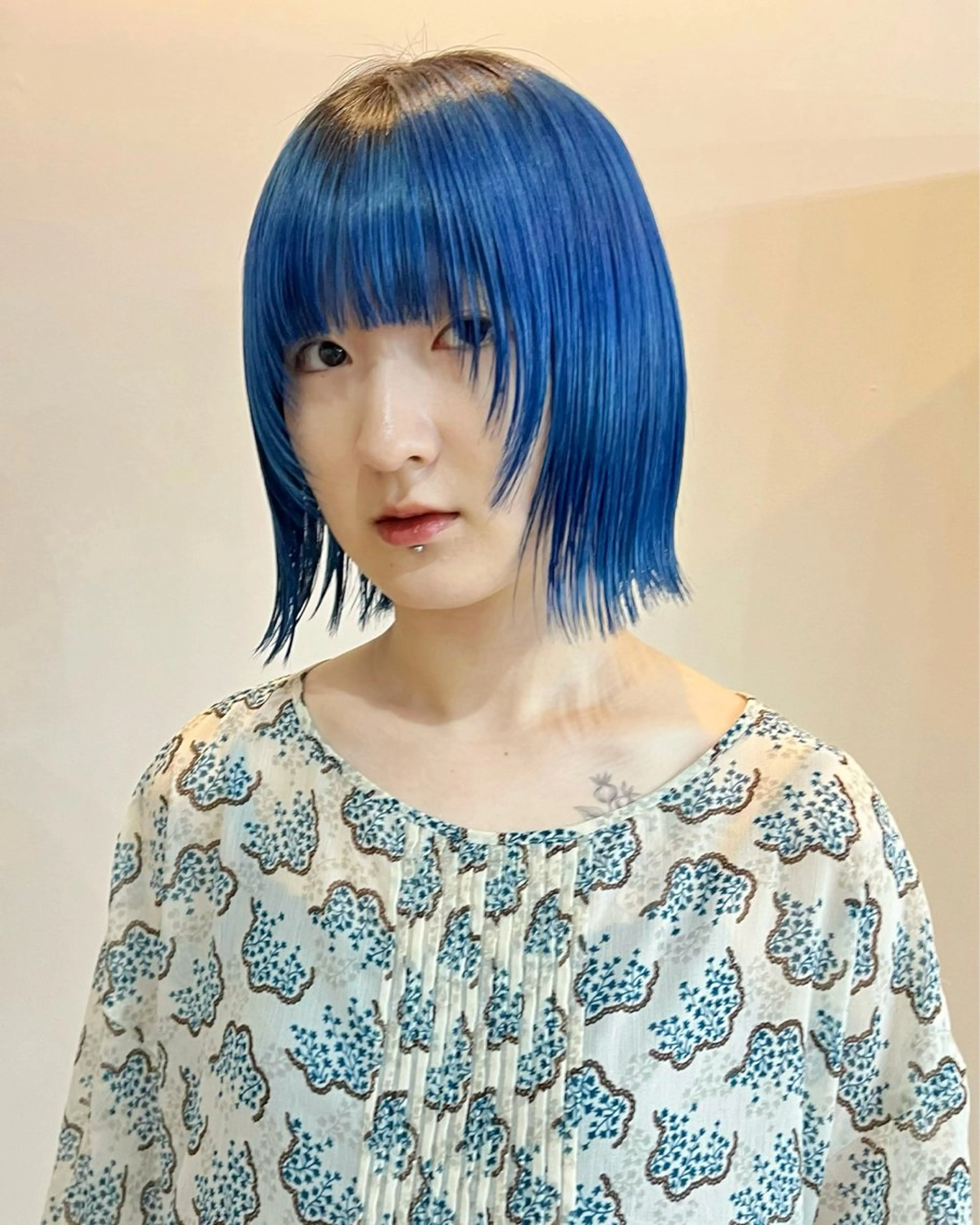 ショート カラー ブルーカラー ヘアカラー トリートメント 切りっぱなしボブ/ ブリーチカラー/大塚のヘアスタイル