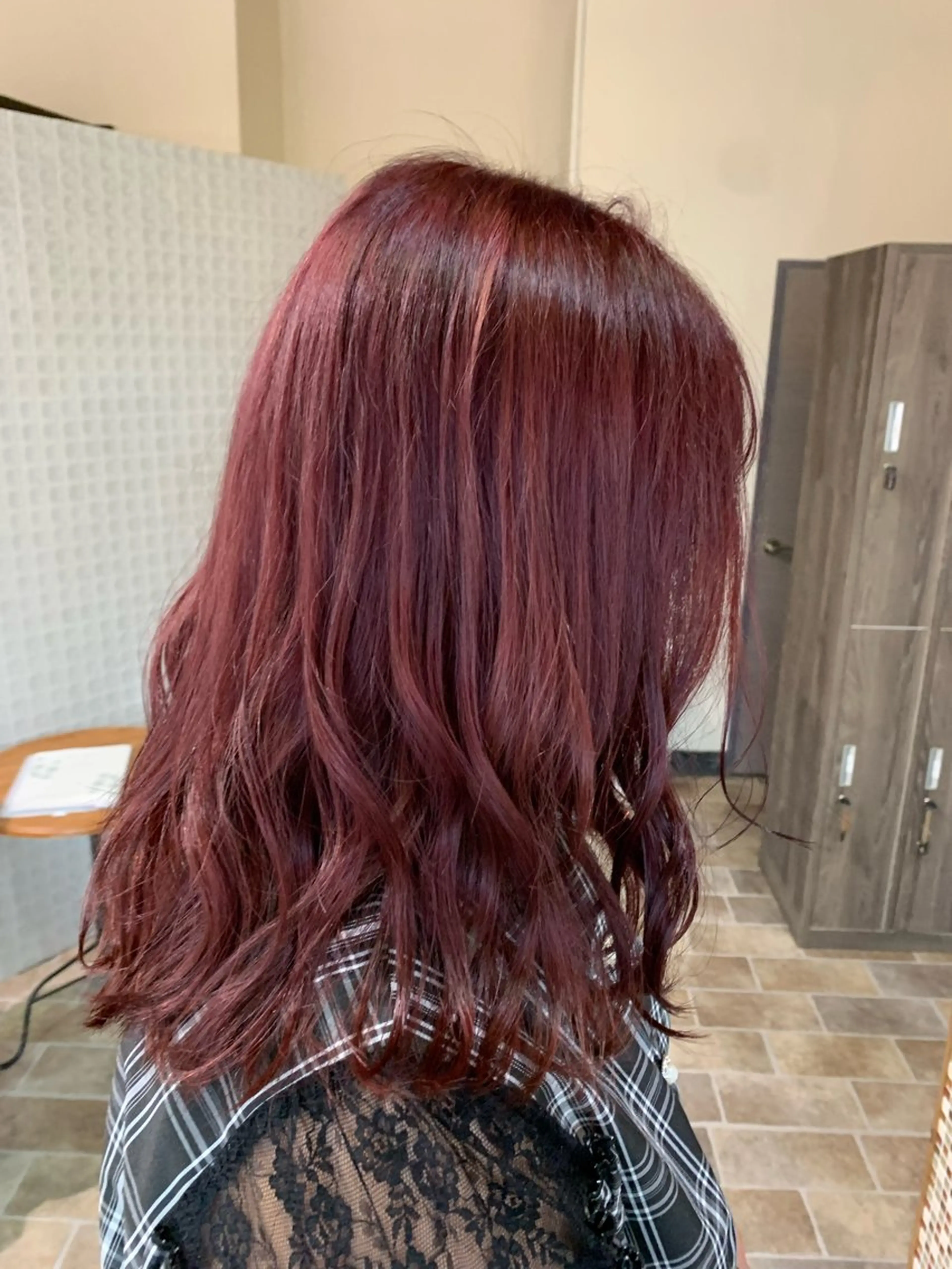 カラー ブリーチ ピンクカラー レッドカラー 礒谷 夏帆のヘアスタイル