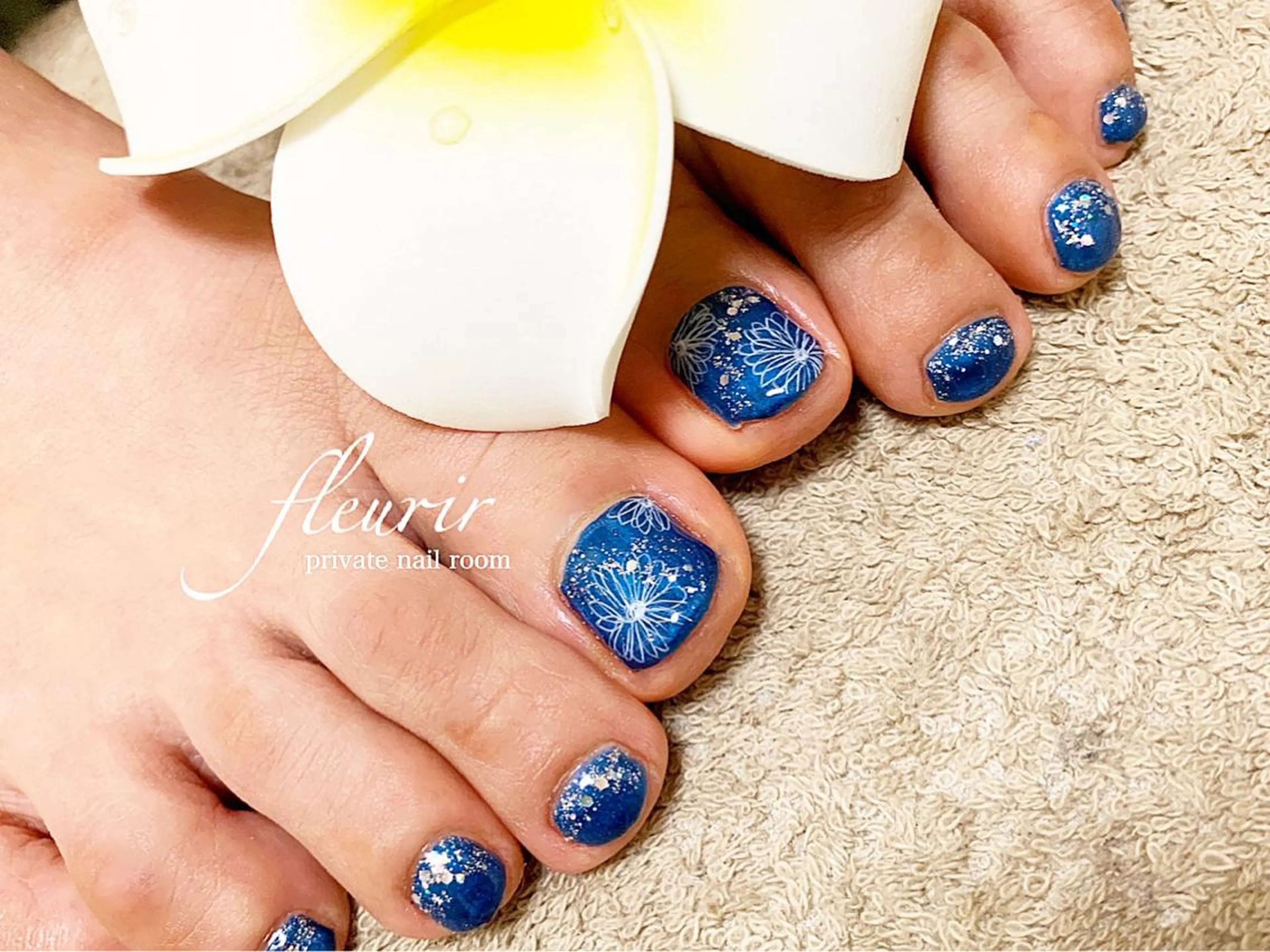 ネイル アートネイル ブルー ラメ(グリッター) フルリール 【プライベートサロンのネイルデザイン