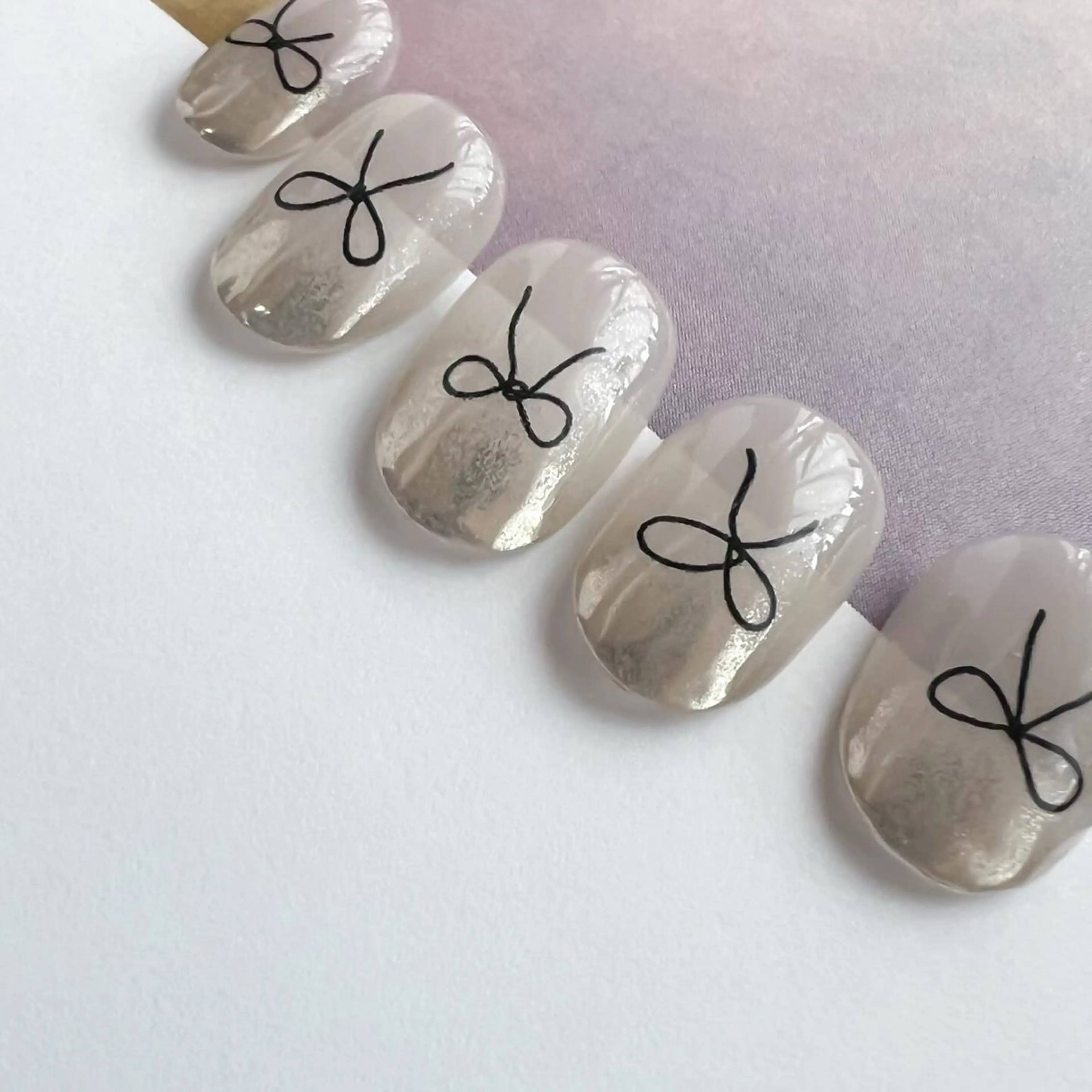 ネイル 韓国ネイル ミラーネイル リボン シルバー 春ネイル ハンドネイル pointillé .ayaのネイルデザイン