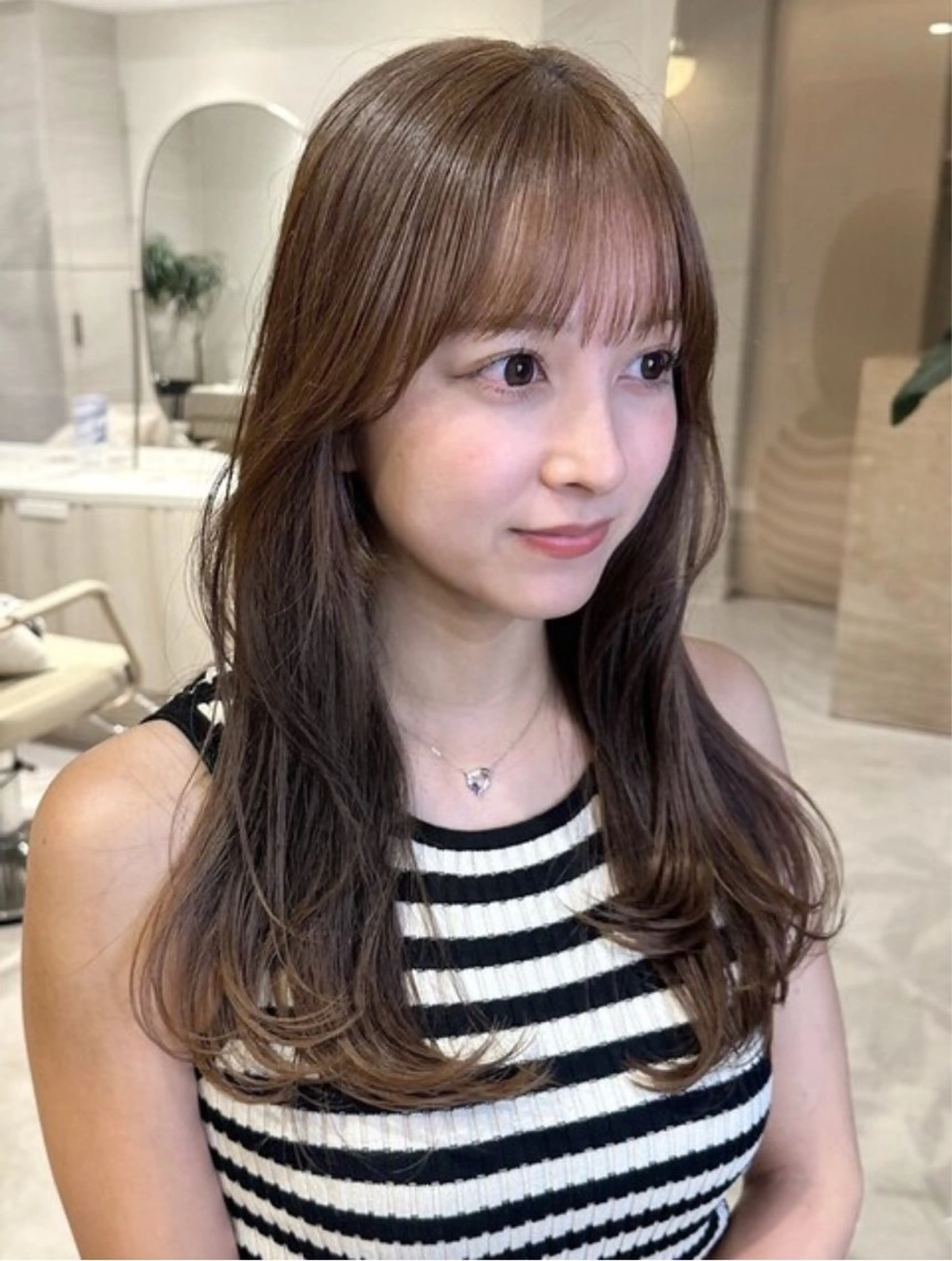 ロング カラー アッシュ ベージュカラー 透明感カラー くびれヘア 韓国風ヘア カット カット無料｜レイヤー カット｜韓国モテへアのヘアスタイル