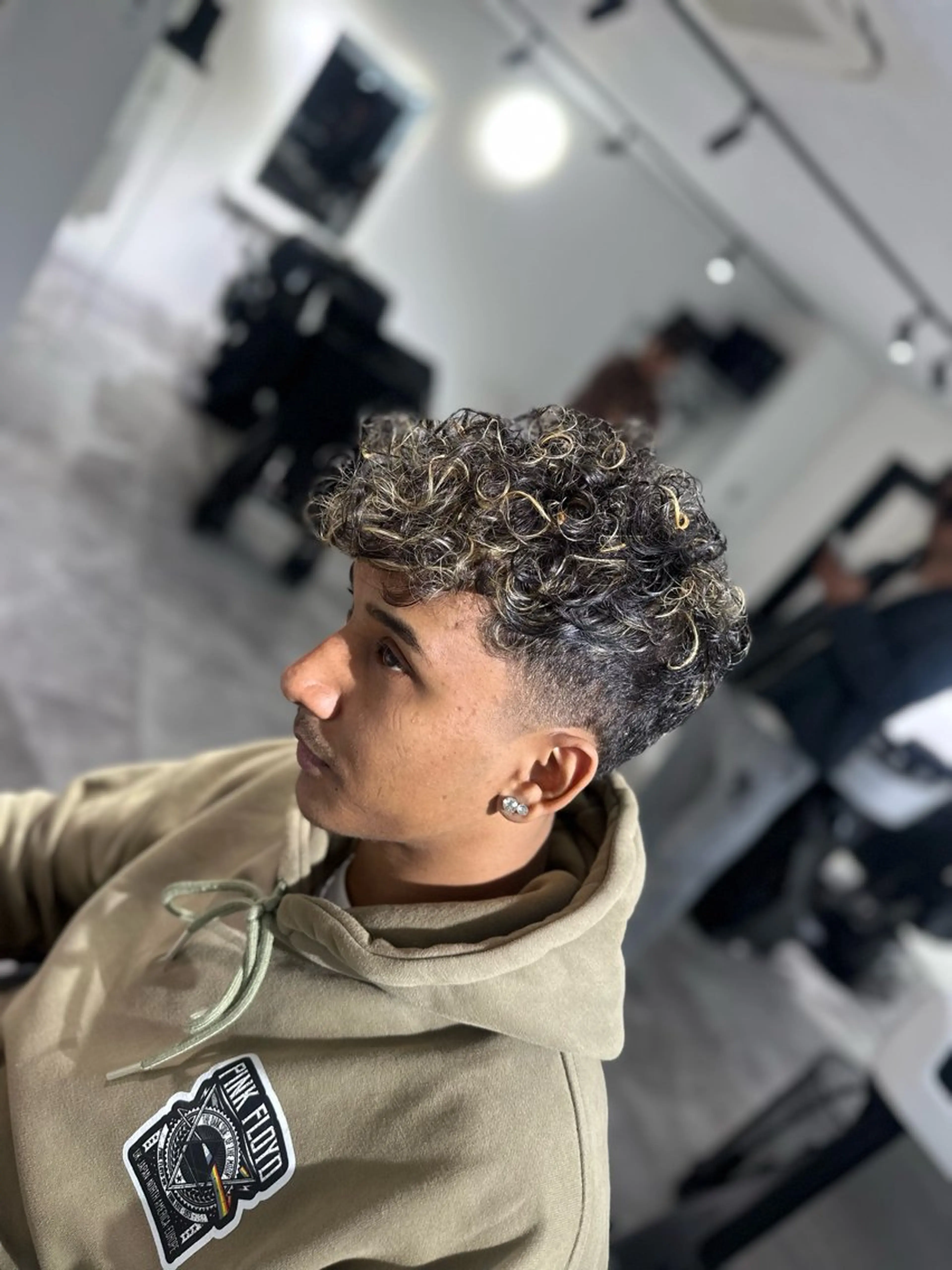 ショート カラー パーマ メンズ センターパート フェードカット メンズハイライト スペインカール ツーブロック 池袋/FADE /メンズ特化のヘアスタイル