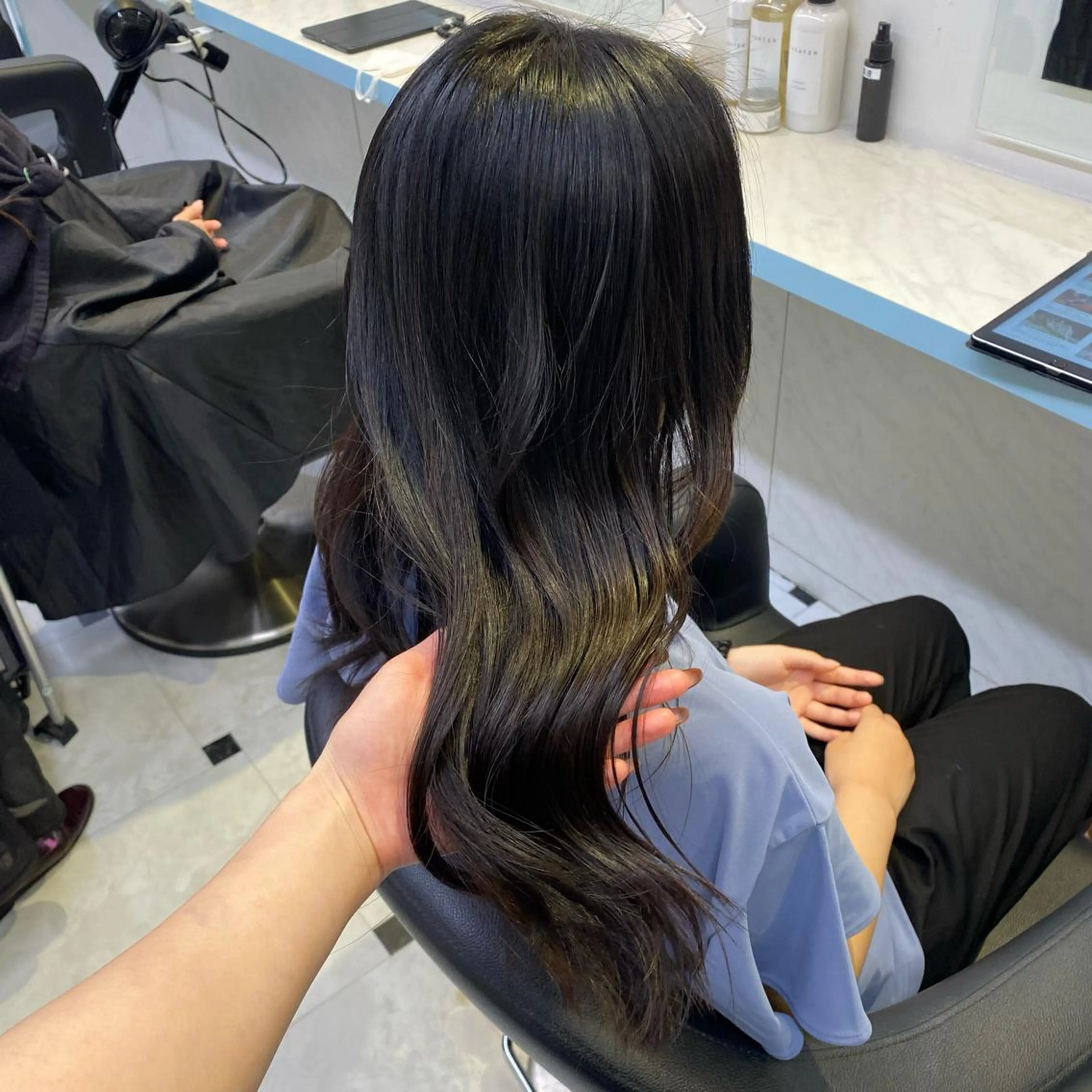 ロング カラー パーマ ヘアアレンジ メンズ キッズ ネイル マツエク・マツパ アイブロウ トリートメント 🤎モテ髪&透明感 ミルクティー🥣🤎のヘアスタイル