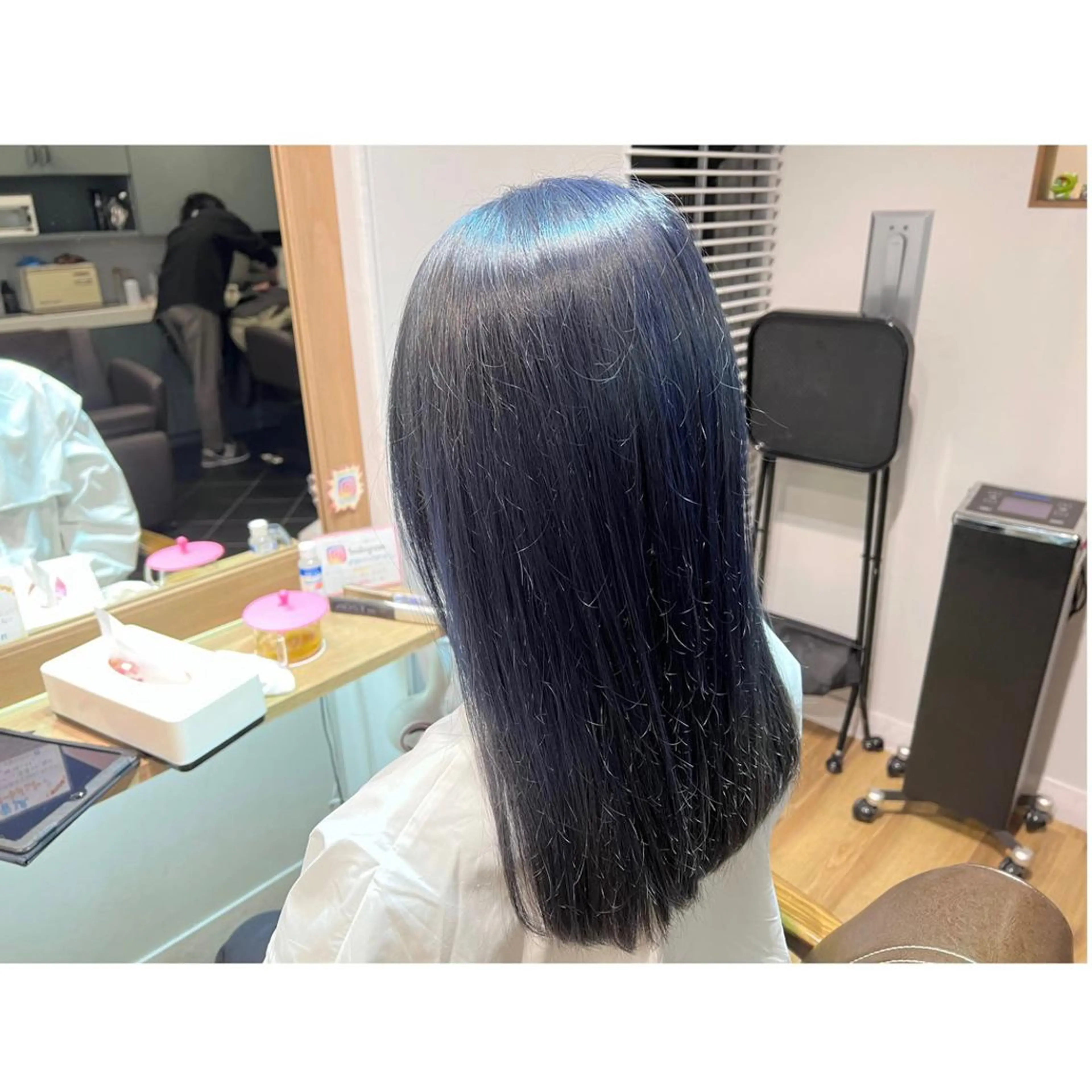 ロング カラー ブリーチ ネイビーカラー ヘアカラー トリートメント ツキダテ ユイのヘアスタイル