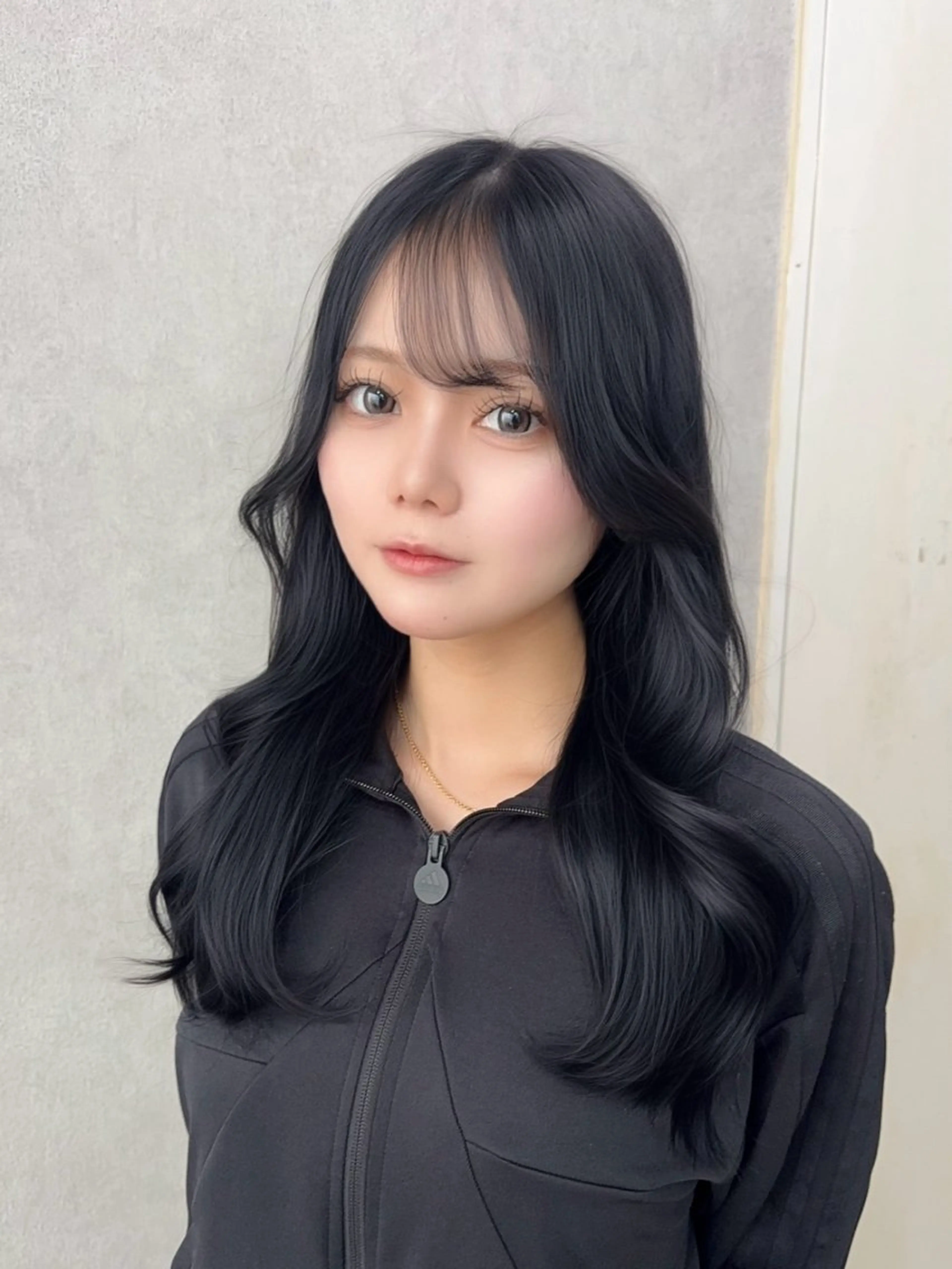 ロング カラー ベージュカラー 黒髪 ブリーチ ブルーカラー ブルーブラック 赤み無し柔らかカラー 【梅田】madokaのヘアスタイル