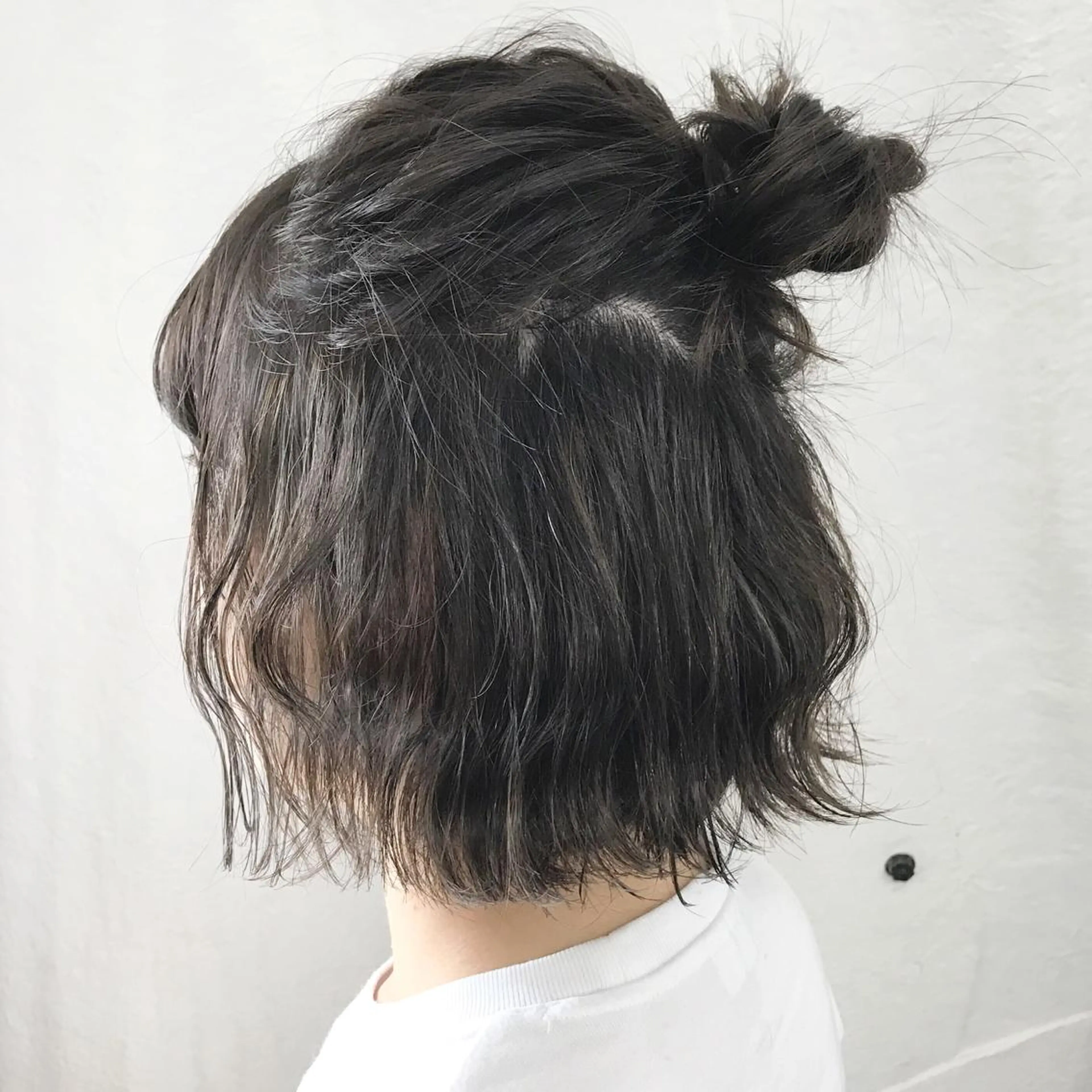 カラー ヘアアレンジ お団子ヘア アッシュ アッシュグレー ハイライトカラー サロウィン所属・K-POP好き美容師 🇰🇷Kai.Yのヘアスタイル