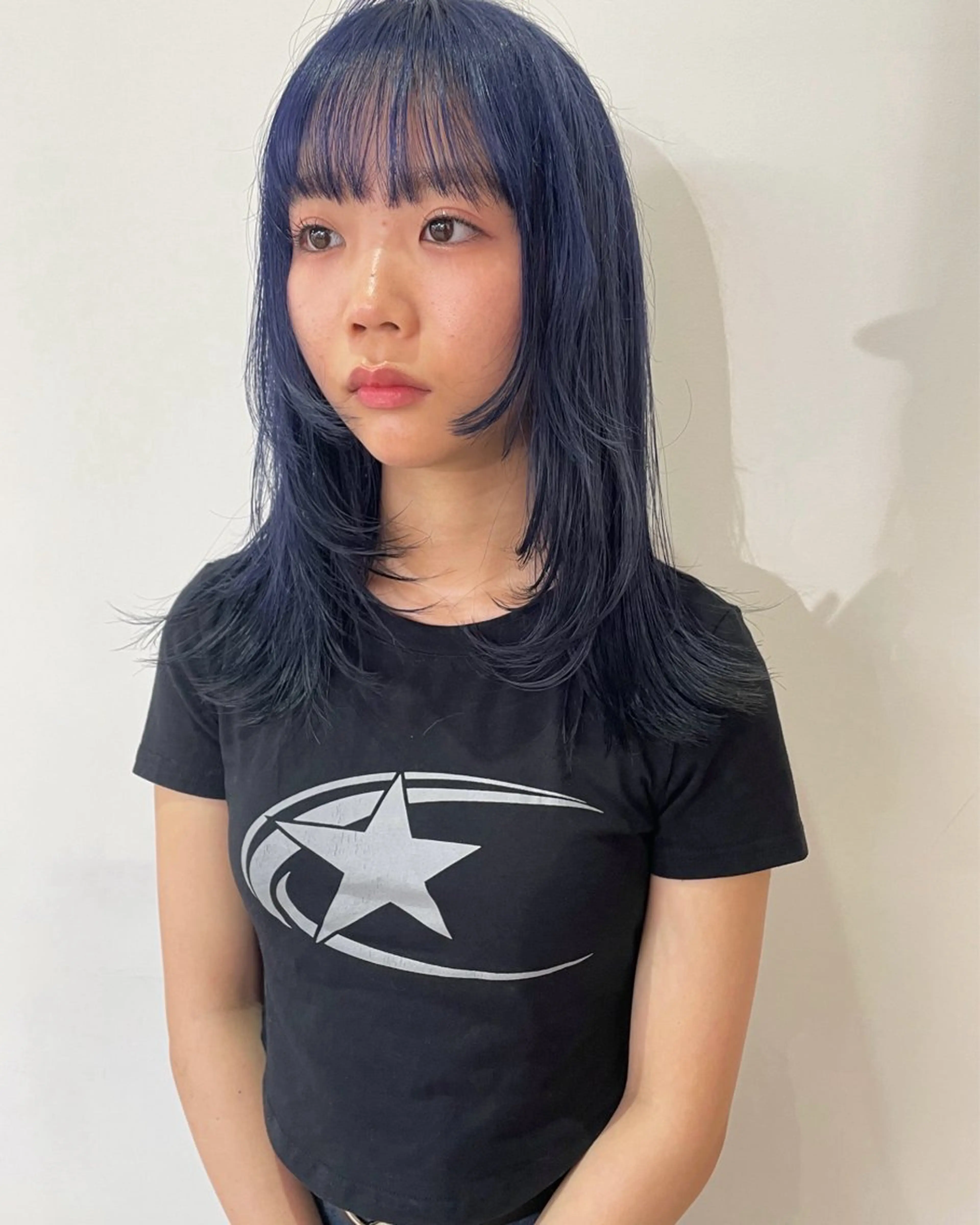 ミディアム カラー 黒髪 ブルーカラー ブルーブラック ネイビーカラー 顔まわりレイヤー カット ヘアカラー トリートメント MIU/ルーツカラー 顔まわりレイヤーのヘアスタイル