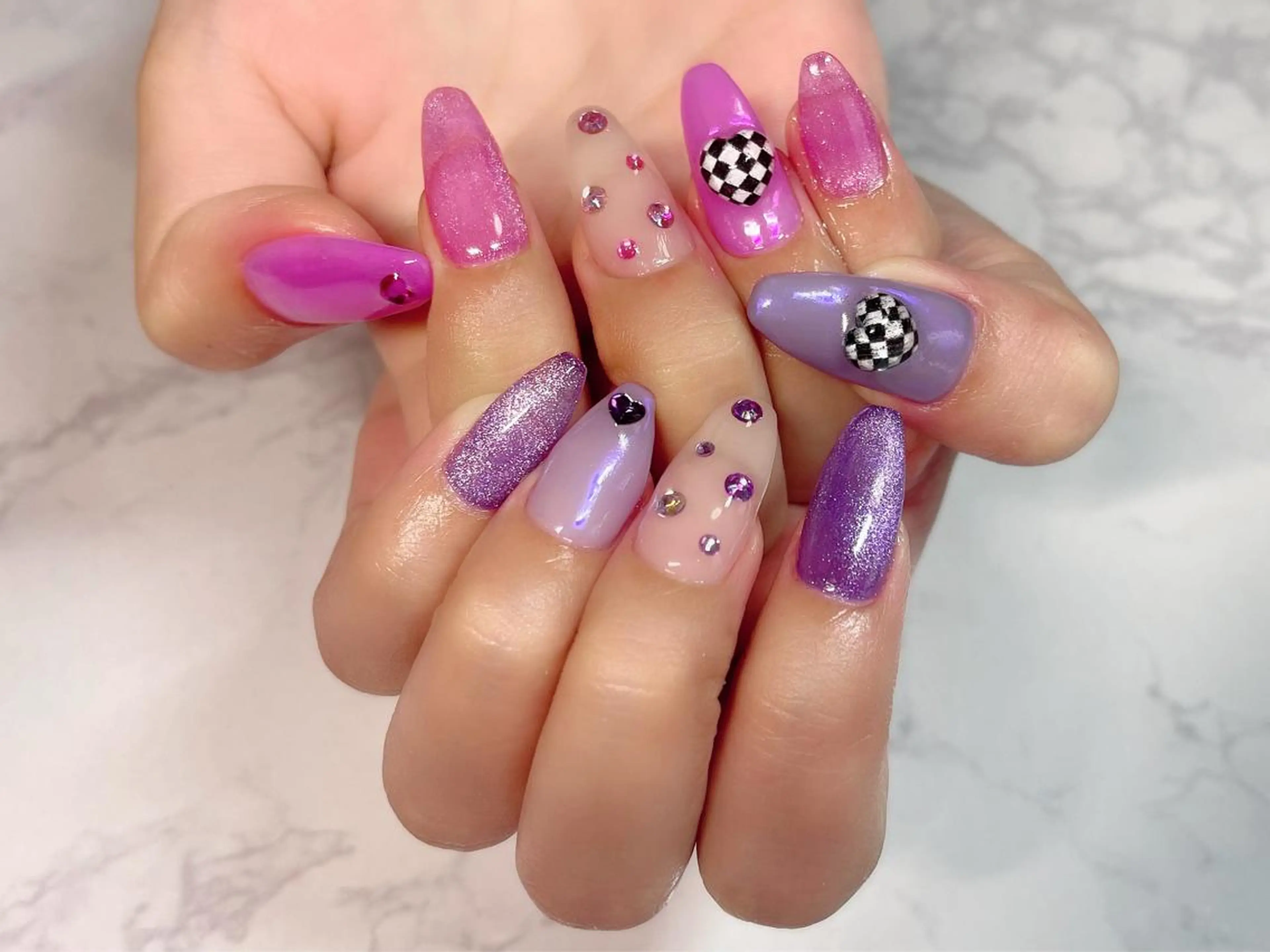 ネイル オーロラネイル マグネットネイル ピンク ストーンネイル ハンドネイル Nail Salon KURELLYのネイルデザイン