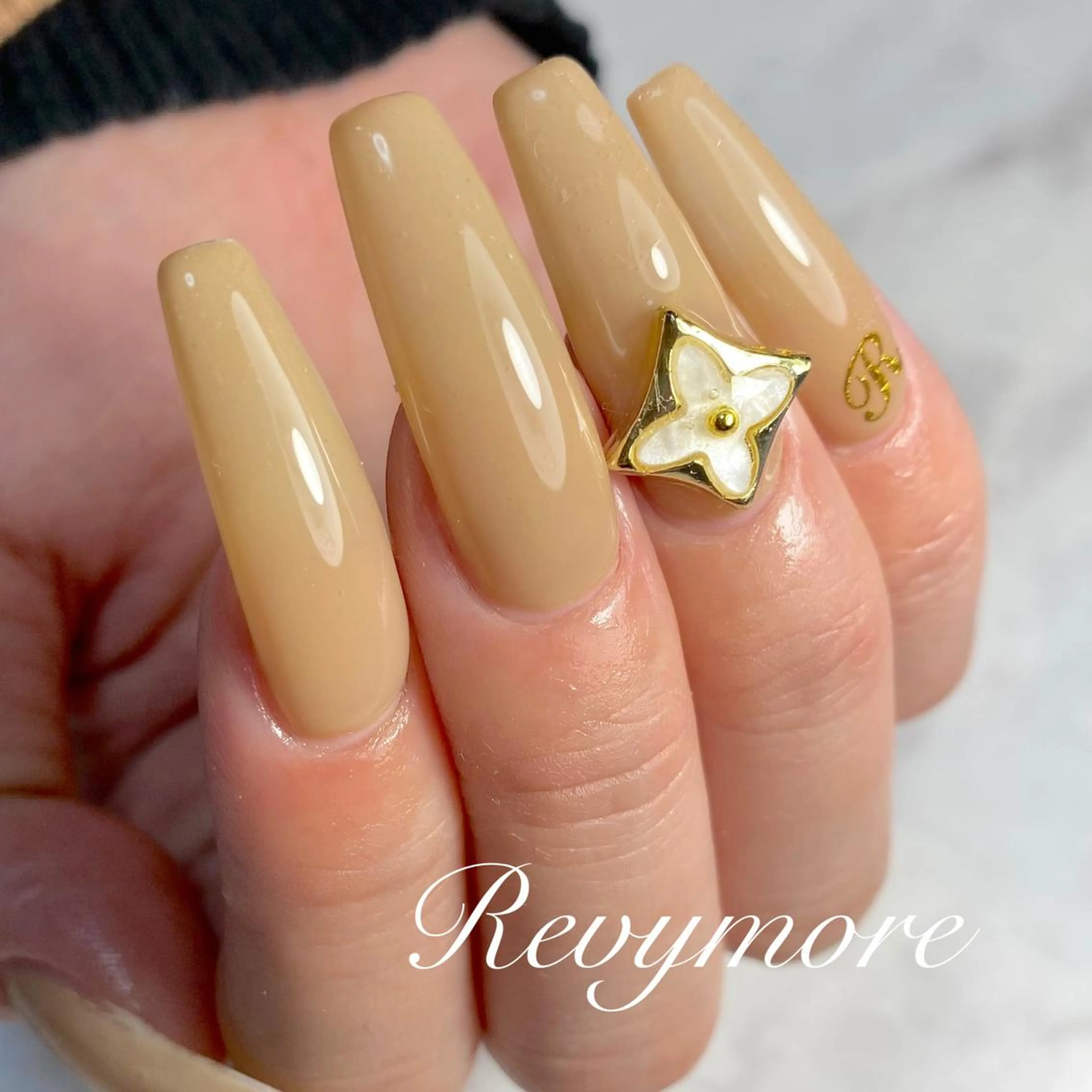 ミディアム ネイル 韓国風ヘア ジェルネイル キラキラネイル 韓国ネイル ニュアンスネイル nail salon Revymore所属・nail salon Revymoreのネイルデザイン