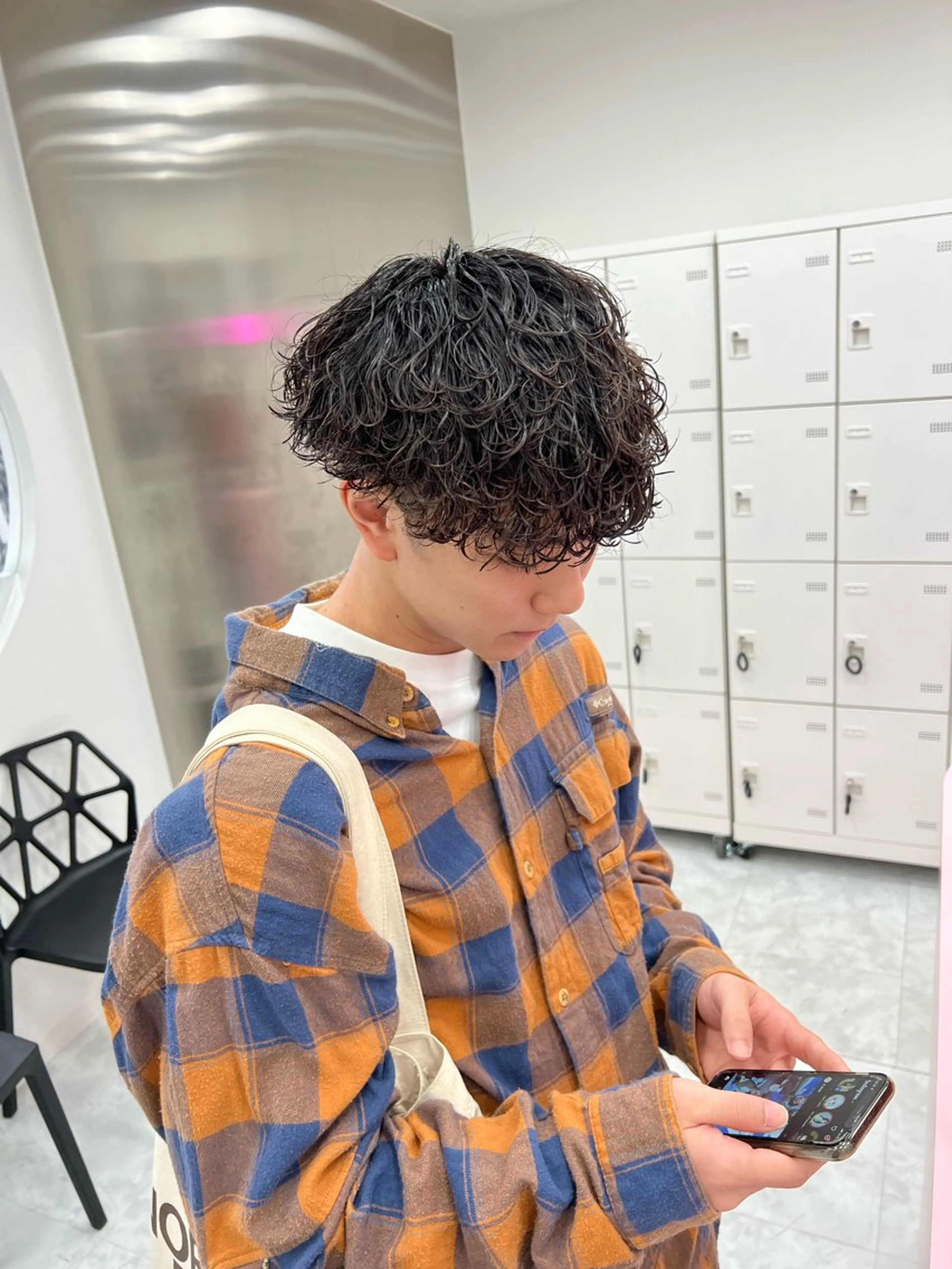 ミディアム パーマ メンズ ミディアムパーマ センターパート メンズ韓国風 韓国マッシュ マッシュウルフ メンズパーマ特化 TAIGAのヘアスタイル