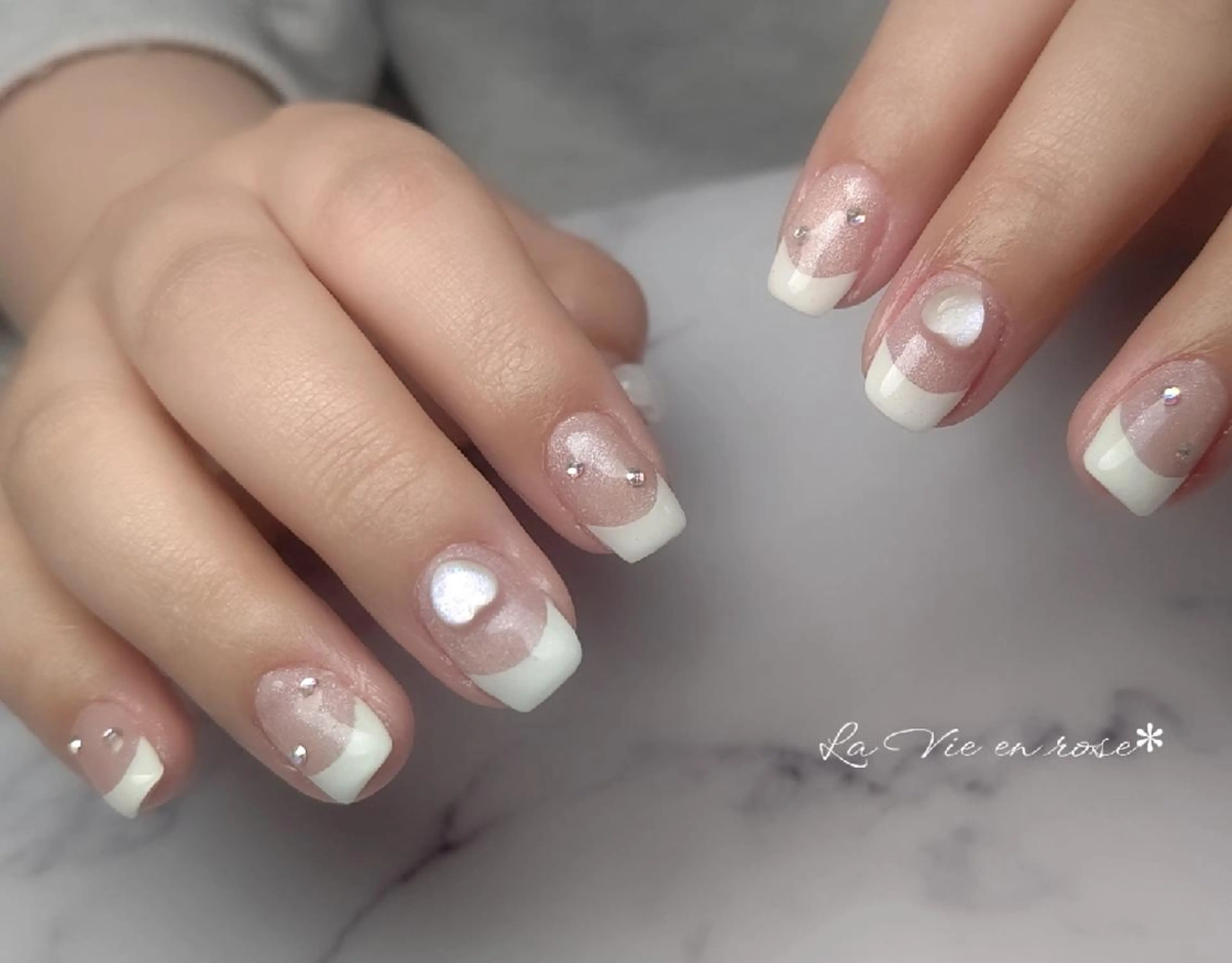 ネイル フレンチネイル マグネットネイル ホワイト ラヴィアン ローズのネイルデザイン