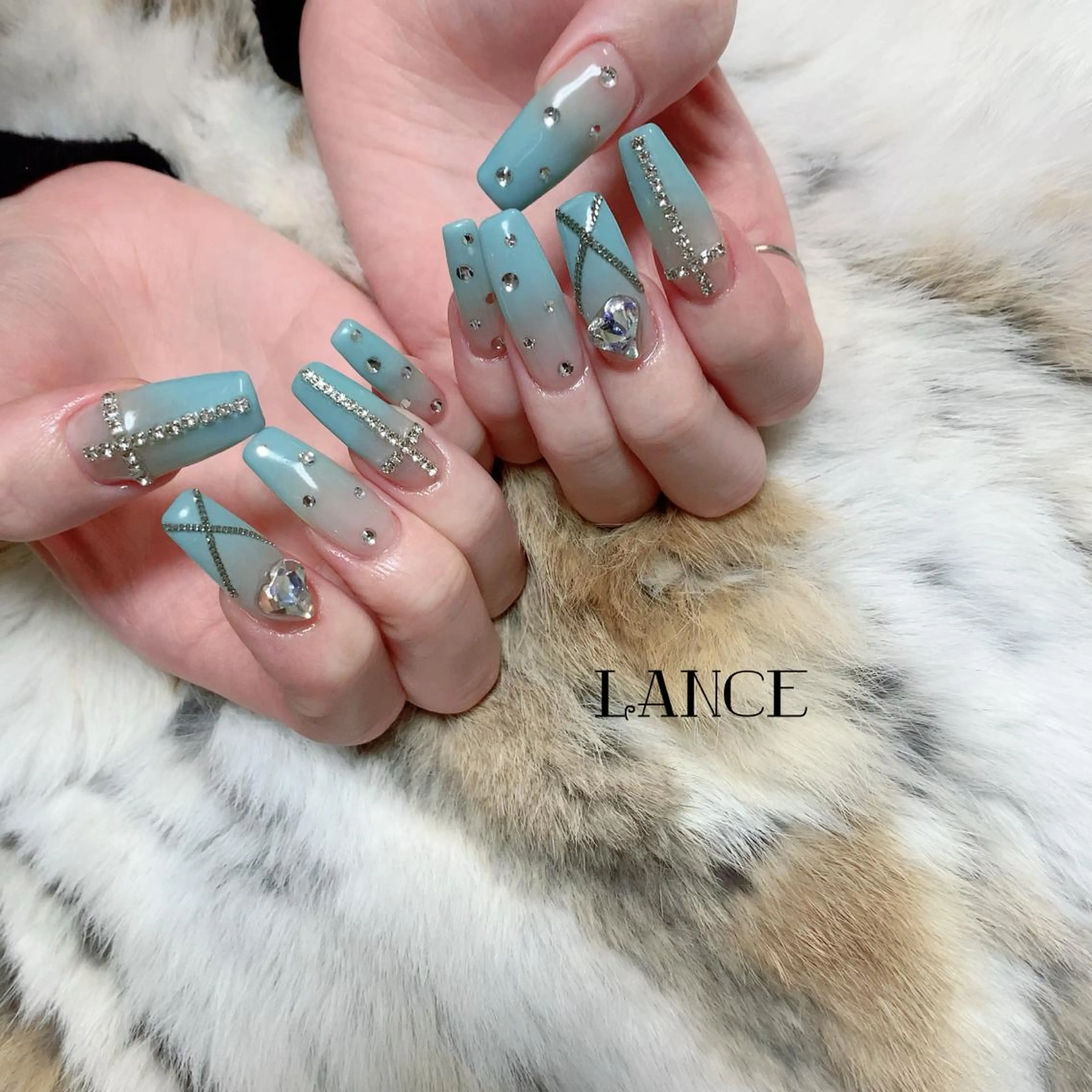 ミディアム ネイル オーロラネイル フレンチネイル キラキラネイル ワンホンネイル 冬ネイル Lance nailのネイルデザイン