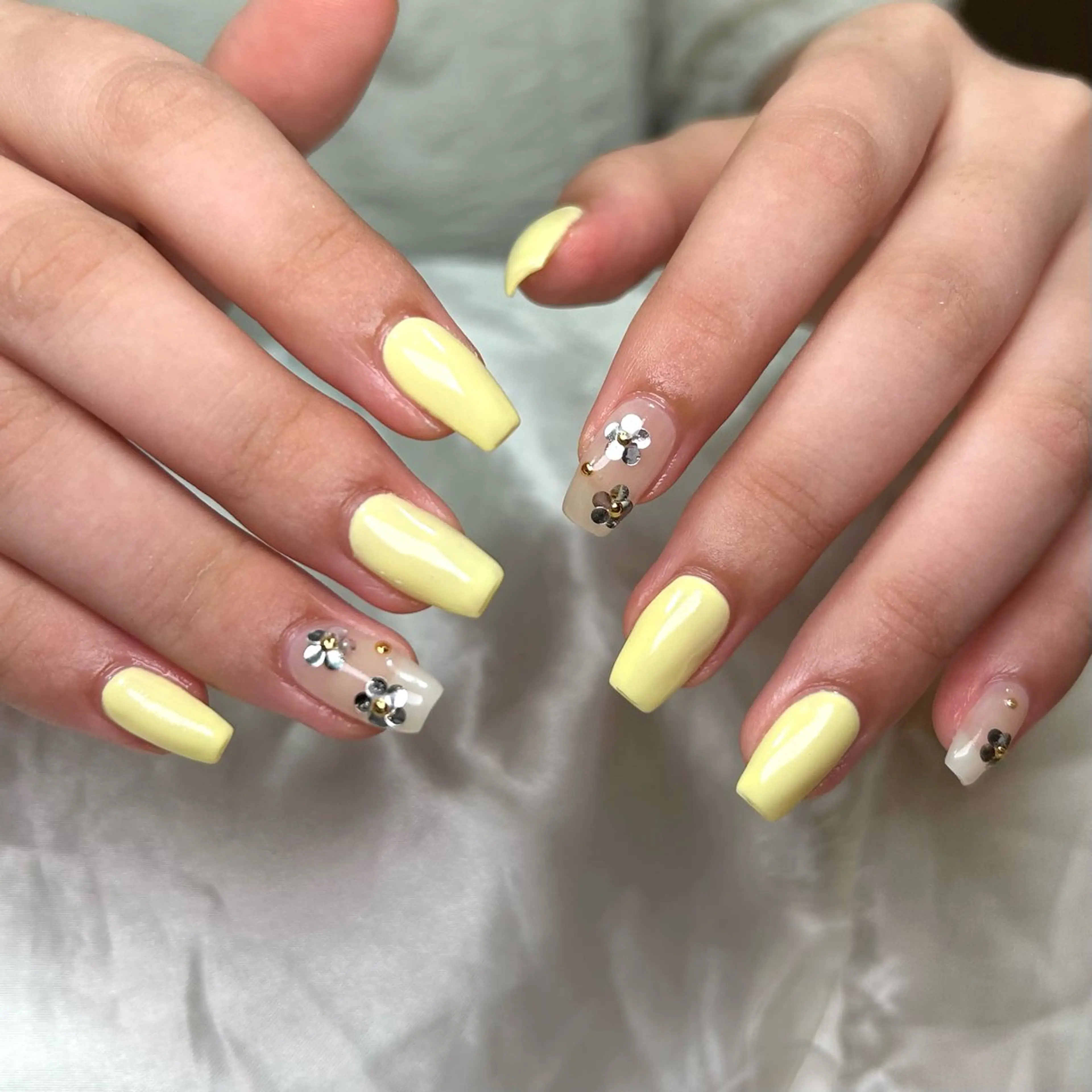 ネイル フラワーネイル 黄色 shine'an fuka🌿🫧のネイルデザイン