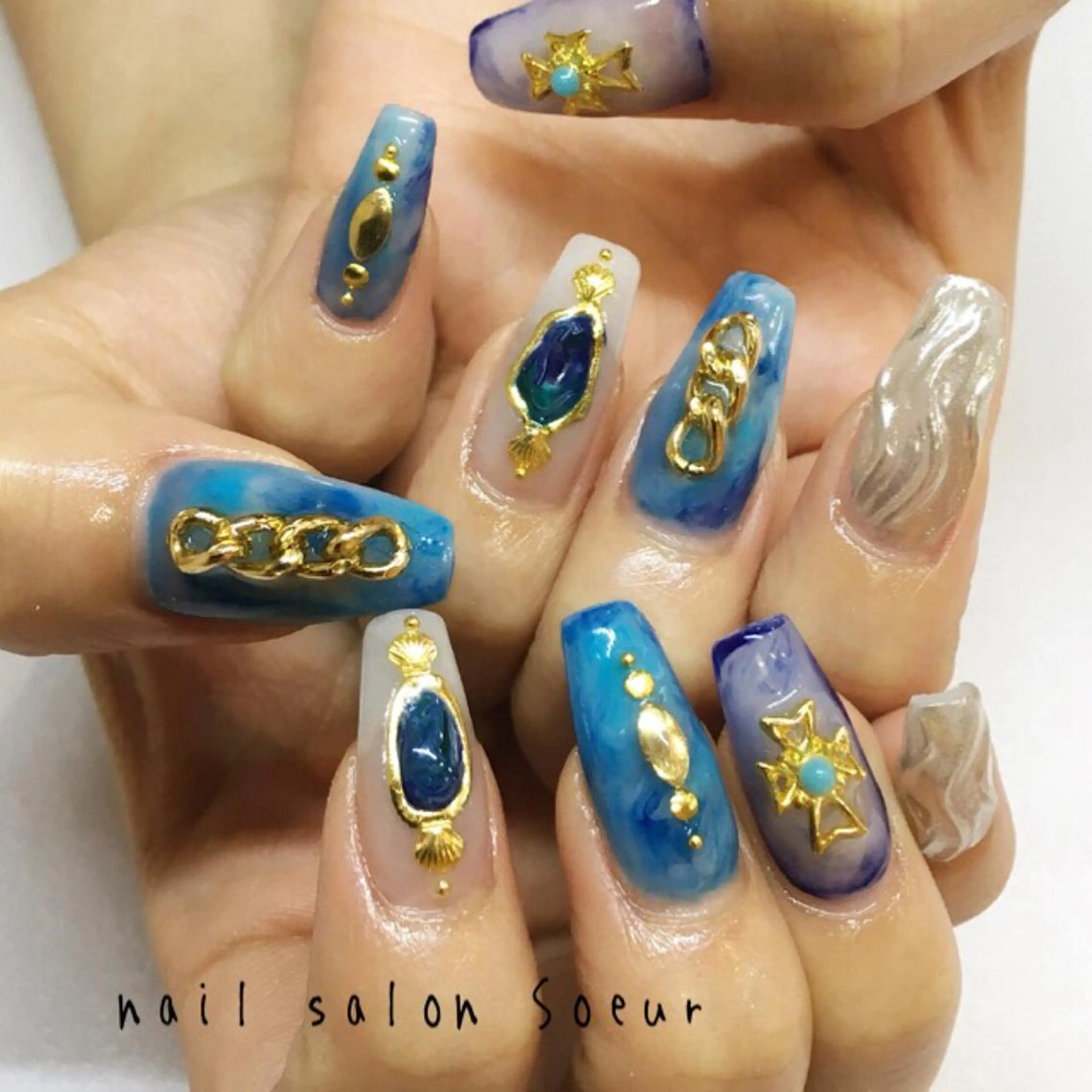 ネイル ブルー ゴールド ミラーネイル 持ち込み スカルプネイル ハンドネイル nail salon Soeurのネイルデザイン