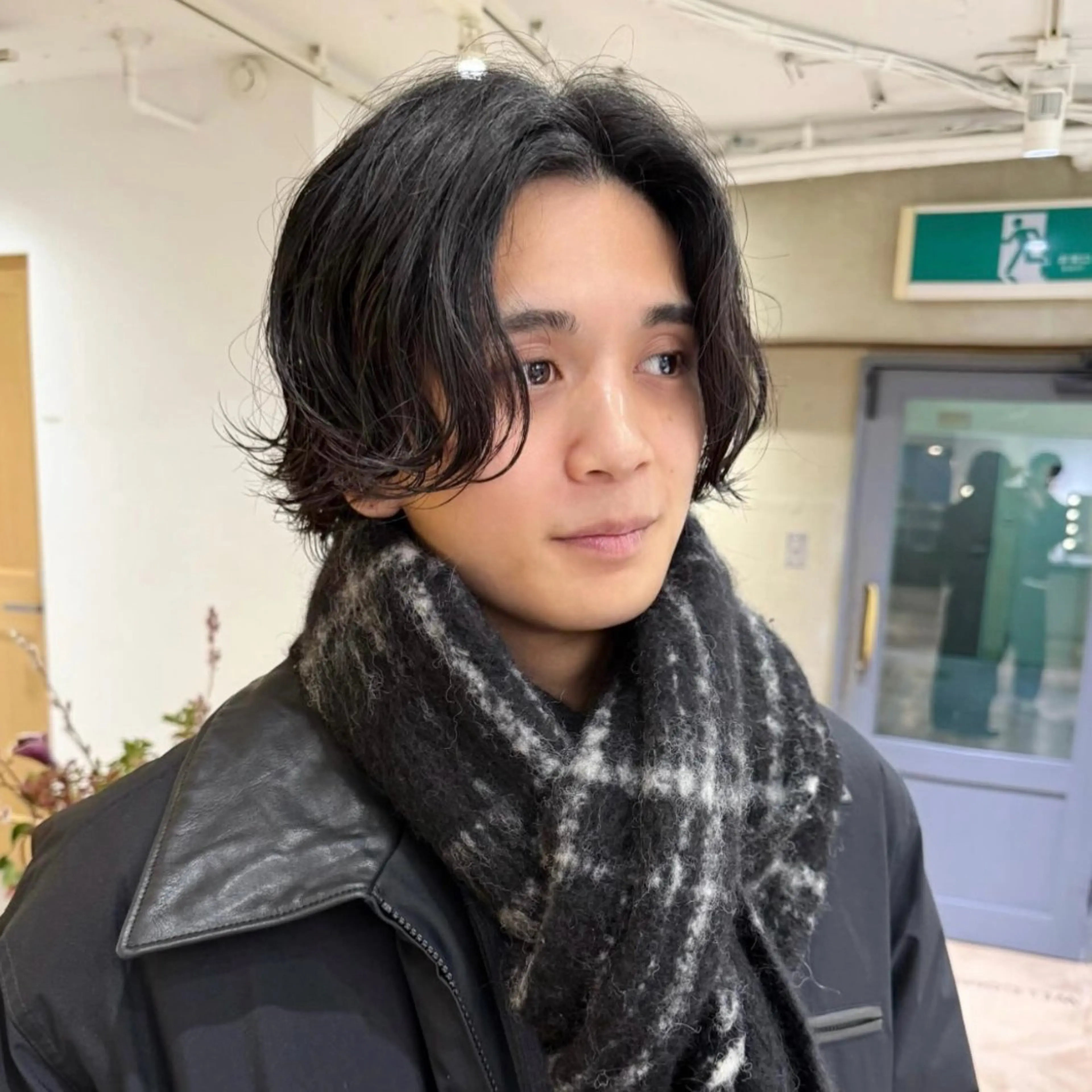 セミロング パーマ メンズ センターパート ダウンパーマ フェザーパーマ メンズパーマ セミロングパーマ カット ニュアンスパーマ 田形清流のヘアスタイル