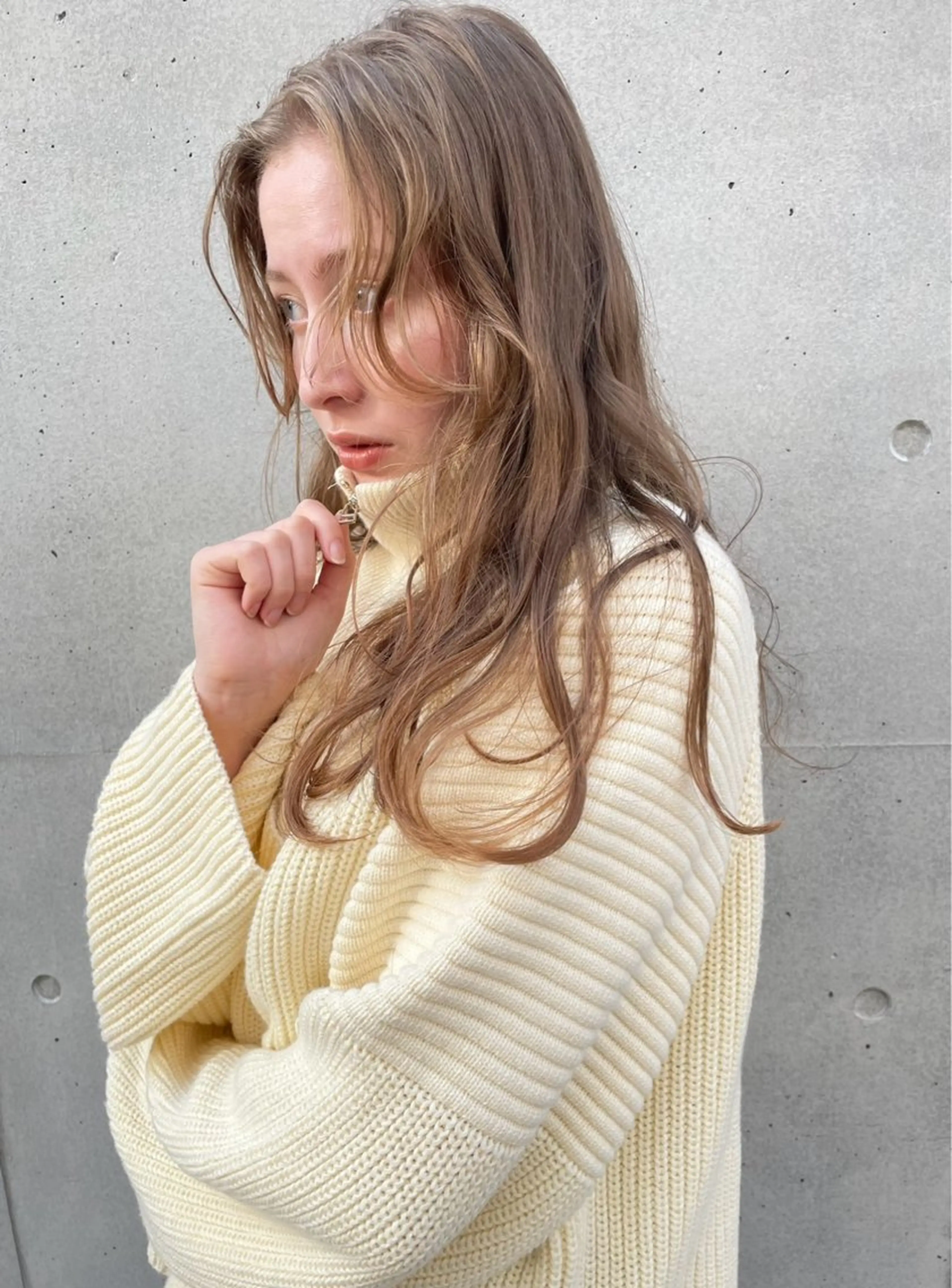 ロング カラー ベージュカラー ブリーチ ミルクティーベージュ ヘアカラー 渋谷 留菜のヘアスタイル