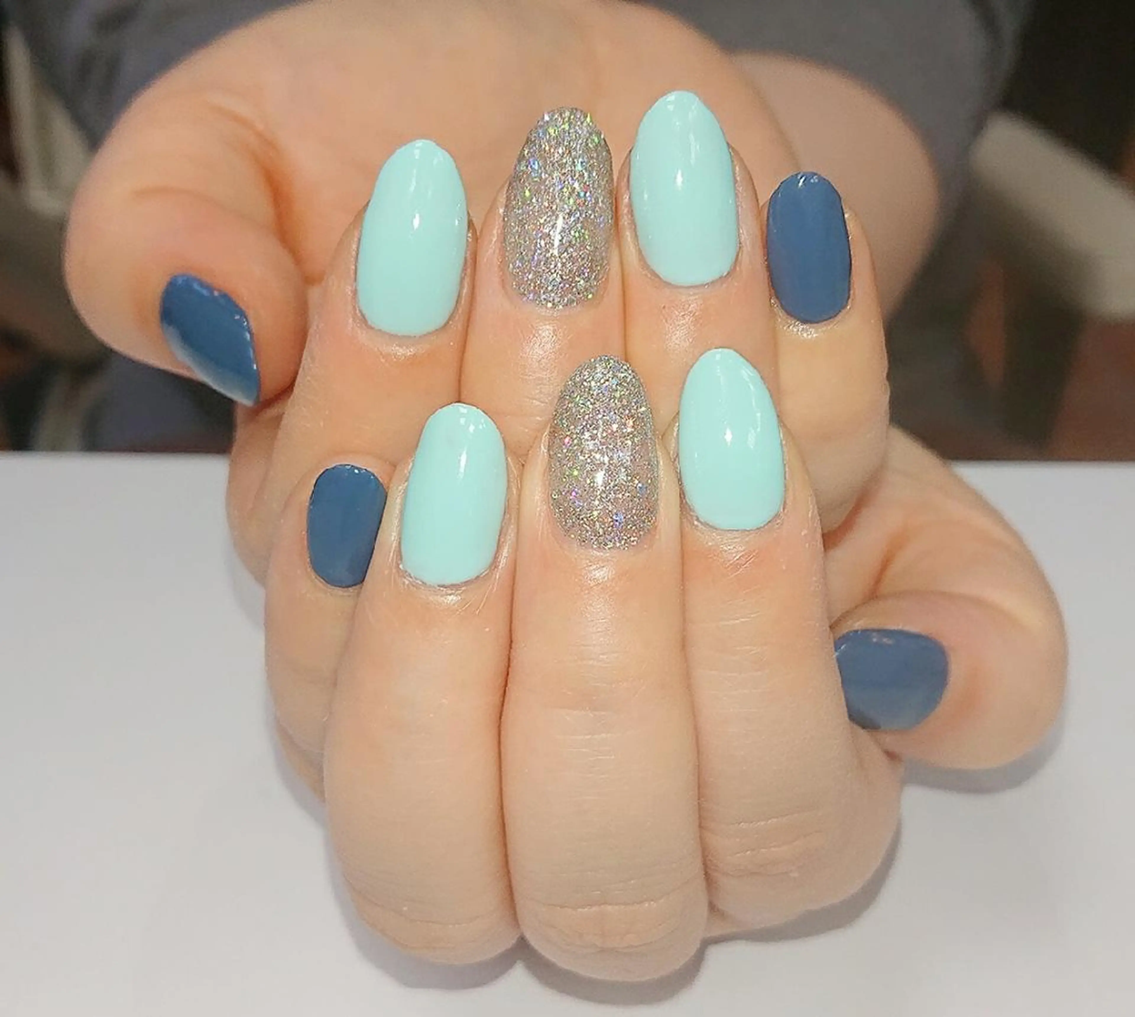 ネイル ブルー ラメ(グリッター) シルバー 🍒当日もOK🍒 𝑳𝑼𝑵𝑨花井のネイルデザイン